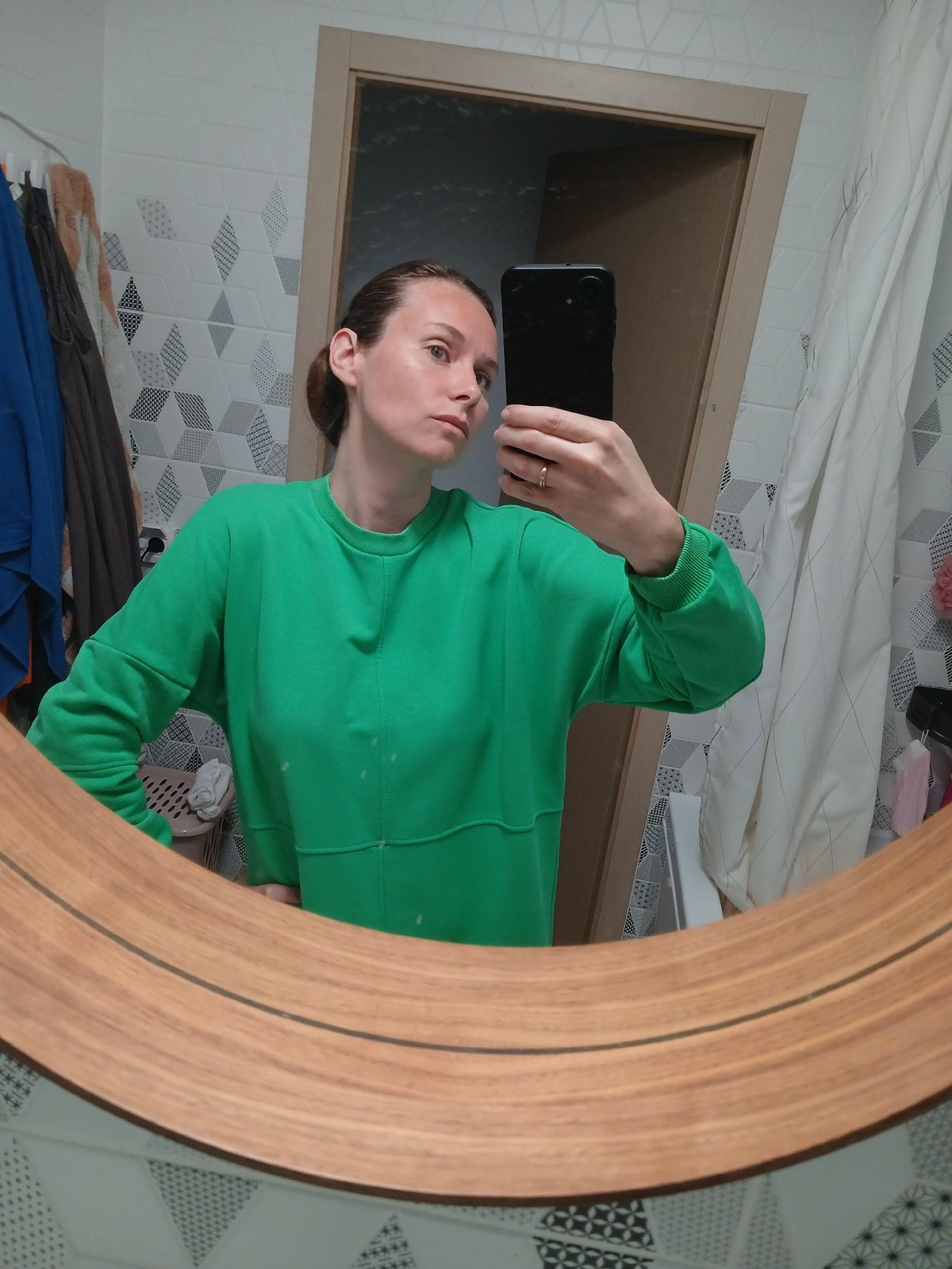Green sweatshirt selfie session in a Yekaterinburg apartment