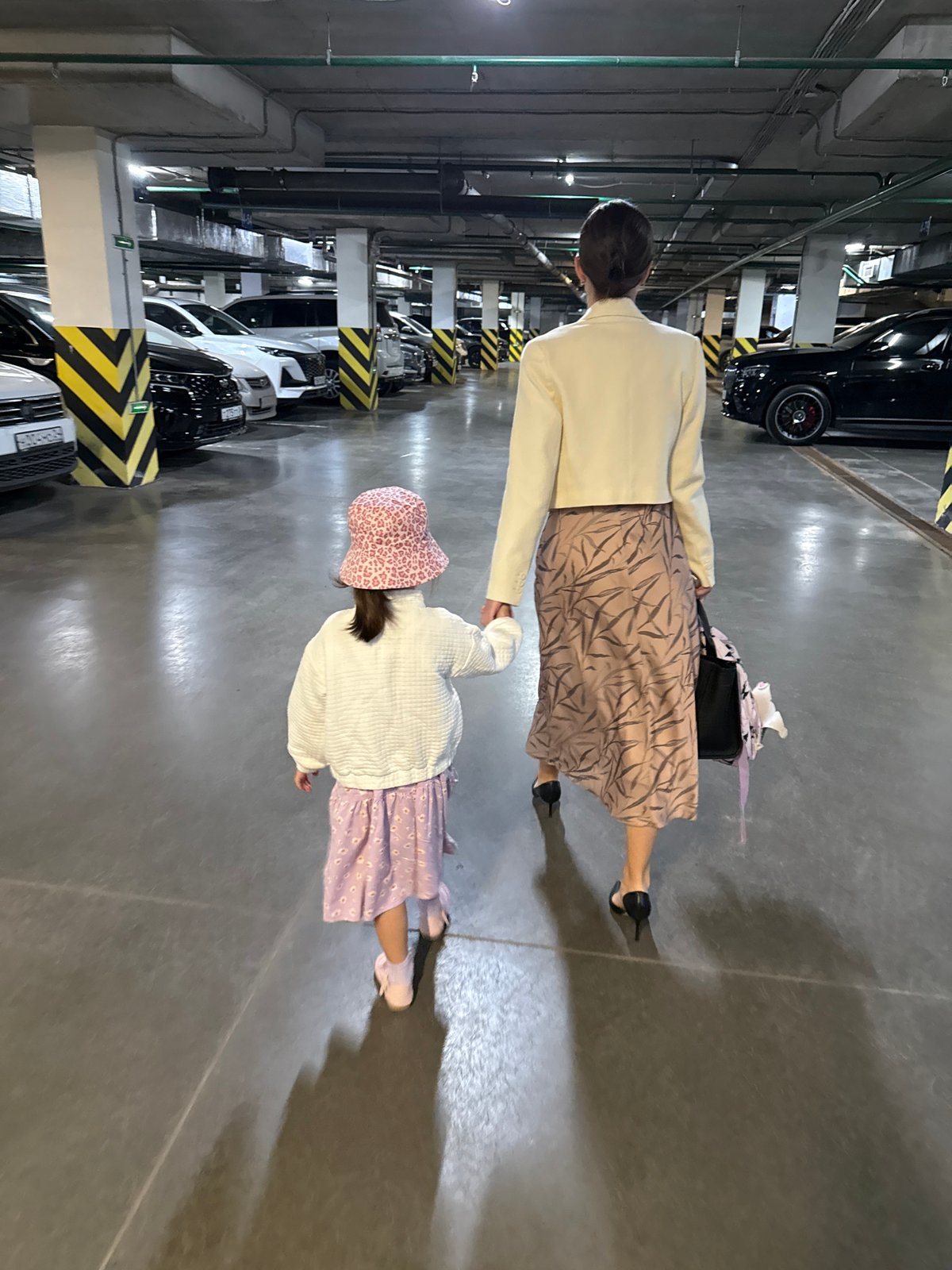 Adult and child spotted in Krasnoyarsk building after midnight