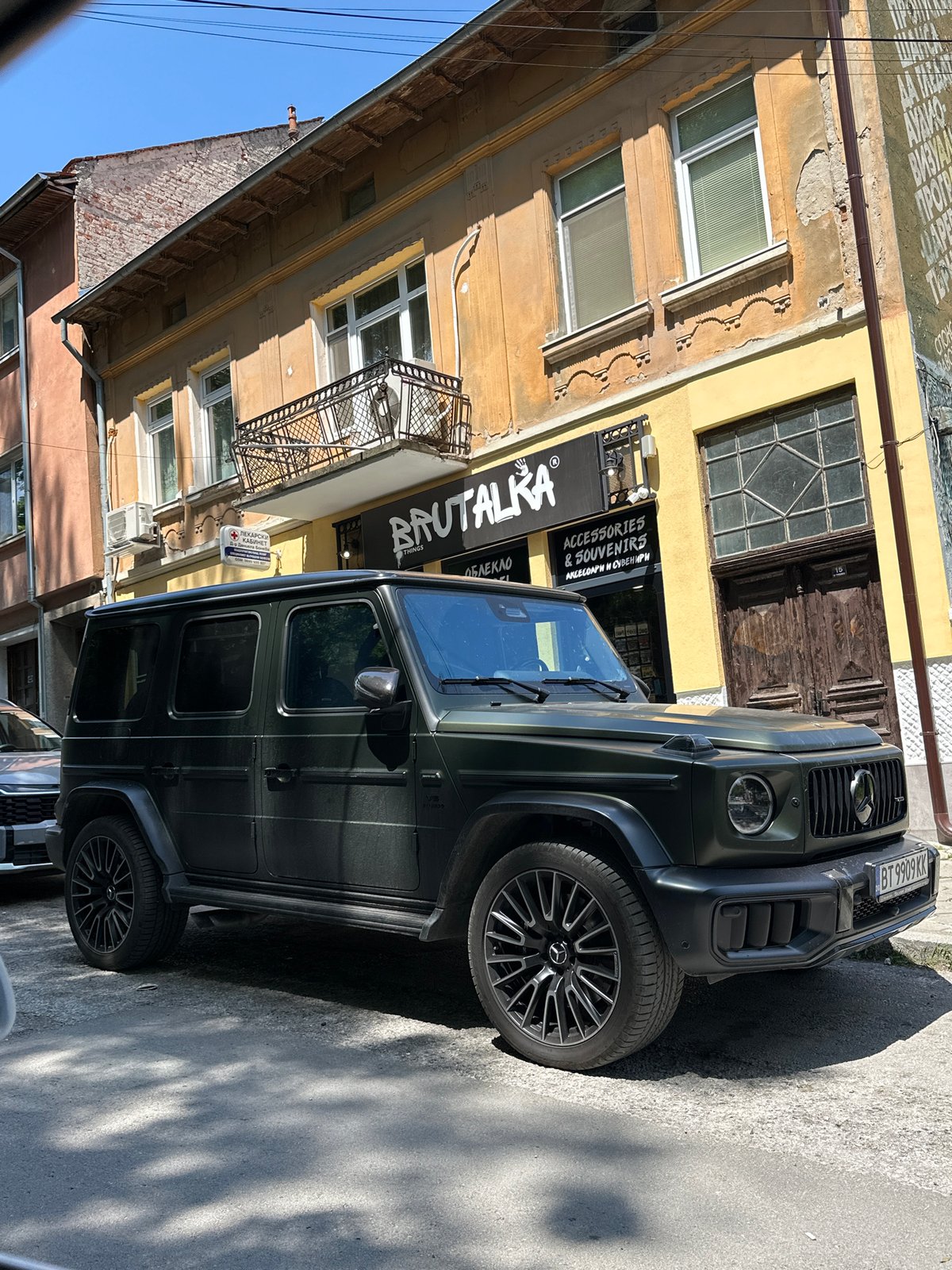Morning street activity documented in Veliko Tarnovo, Bulgaria