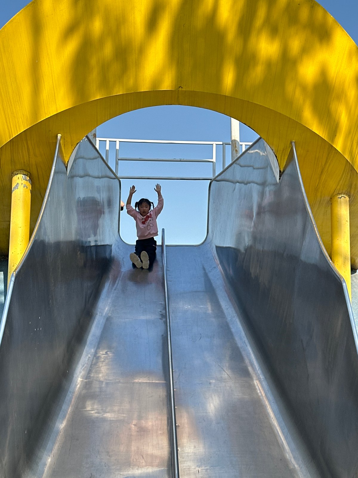 Families enjoy morning park activities across Jiangjin, China