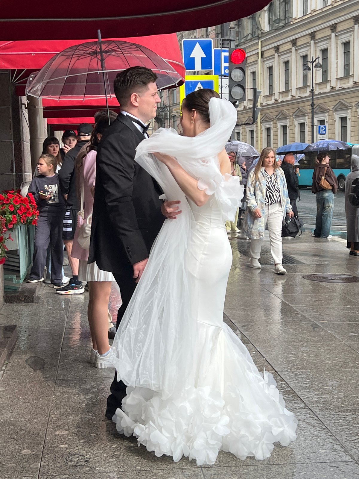 Rainy day wedding and sightseeing near St. Isaac's Cathedral