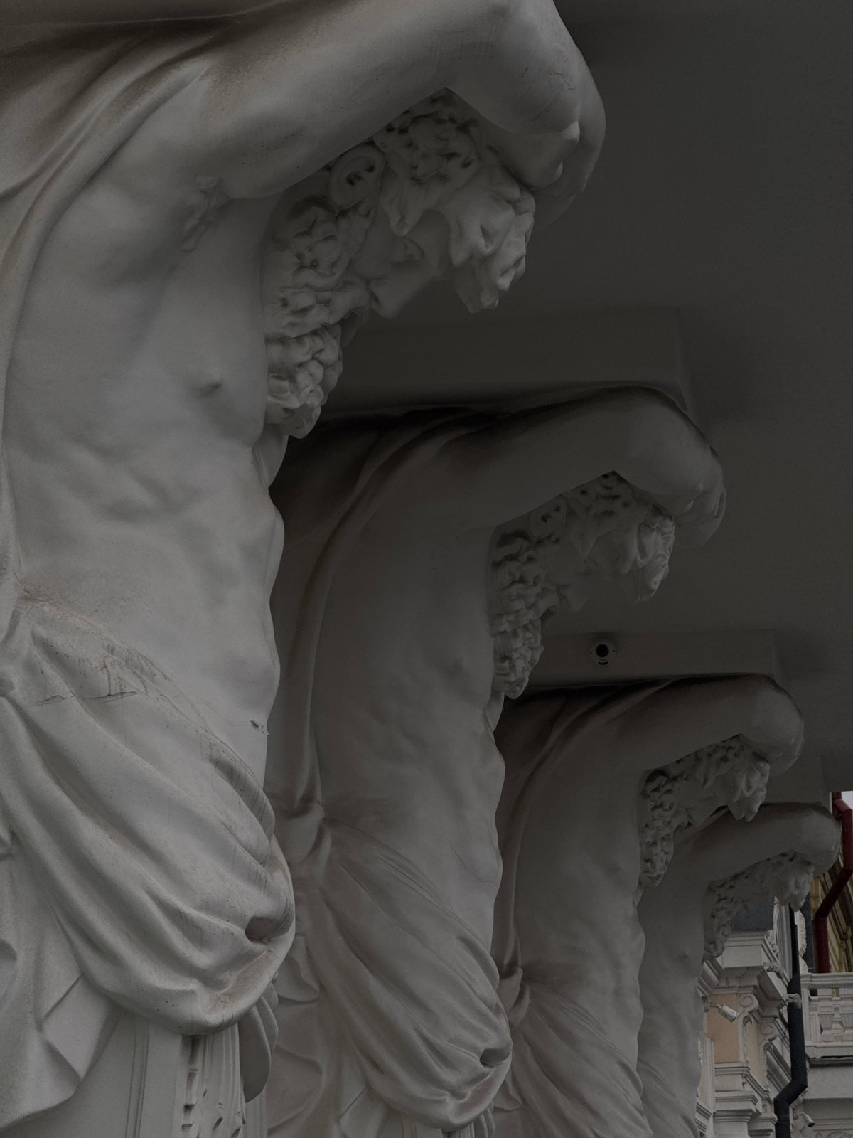 Moscow architectural tour captures Tretyakov Gallery sculptures, neoclassical buildings