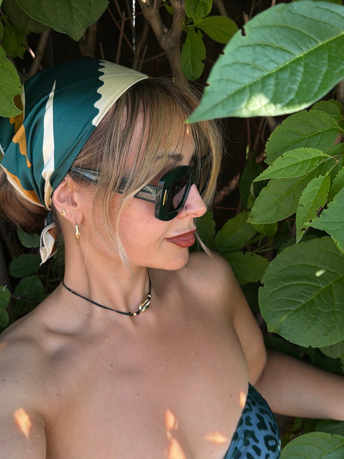 Summer outfit shoot against a green hedge in Krasnoyarsk