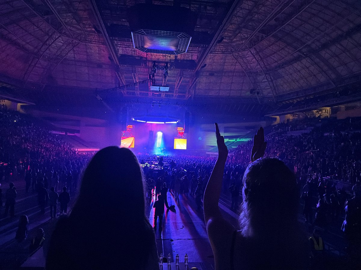 Concert draws crowds to purple-lit Barcelona arena