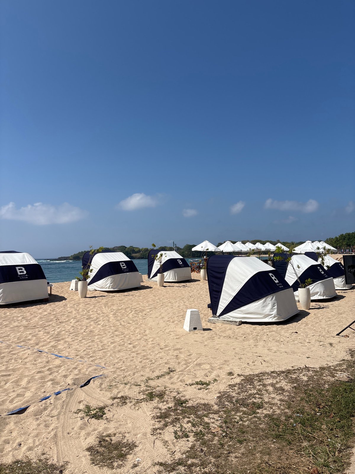 Kuta Selatan beachfront: cyclists, tents, and coastal amenities