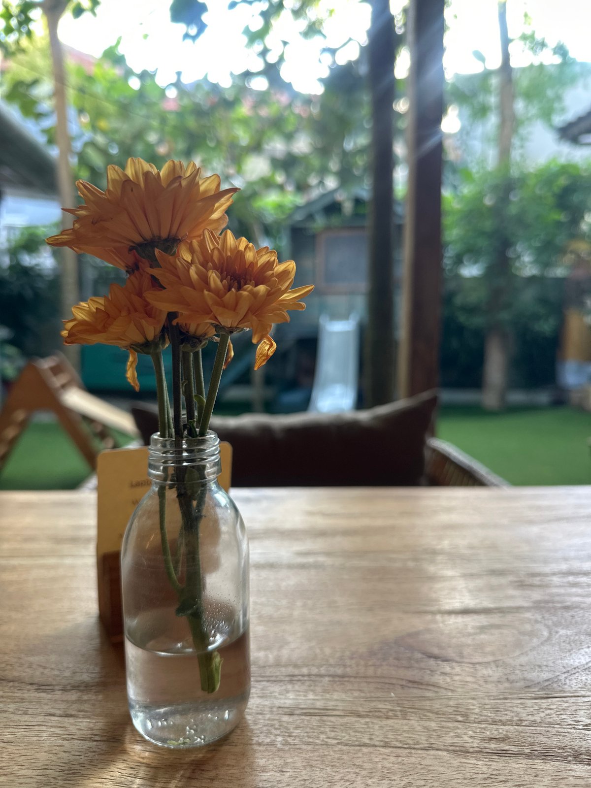 Laid-back Mengwi café with outdoor play area and flowers
