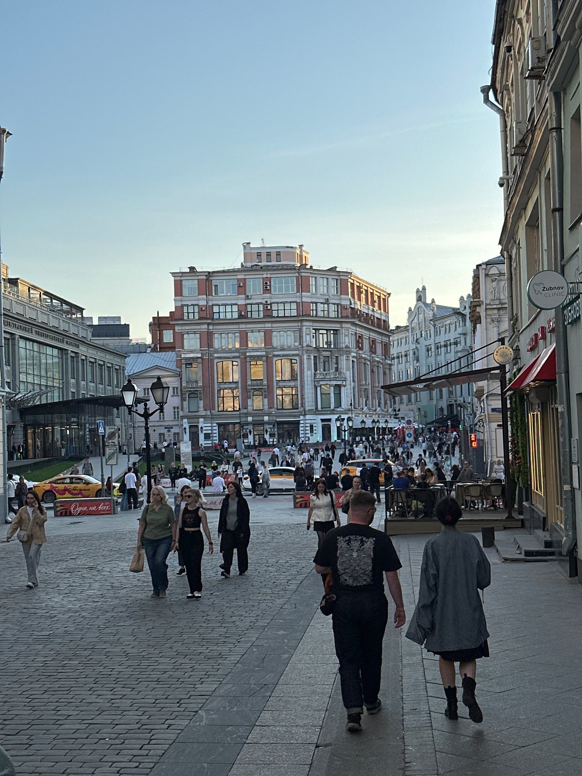 Ordinary afternoon activity observed across central Moscow pedestrian areas