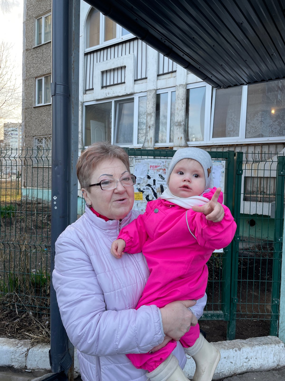 Spring afternoon captured in personal moments across Izhevsk