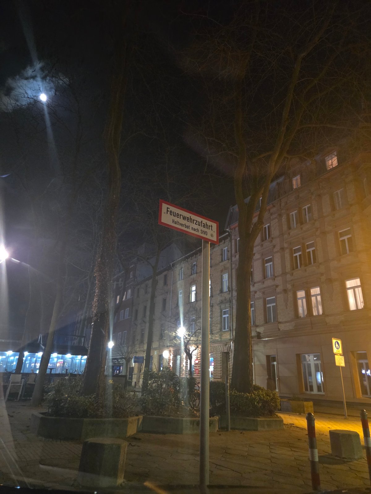 Rainy Night Street Scenes Captured in Ludwigshafen
