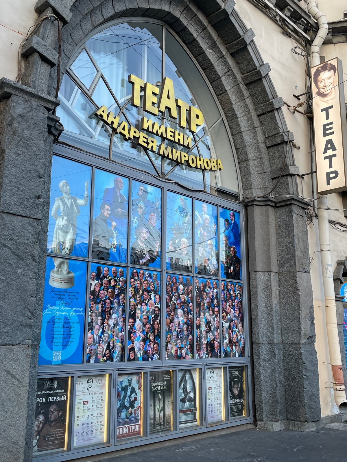 Evening walk through Saint Petersburg streets captured architectural scenes