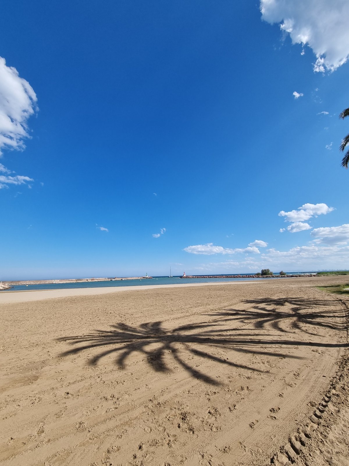 Beach scene documented in Urbanització Medicàlia, Spain