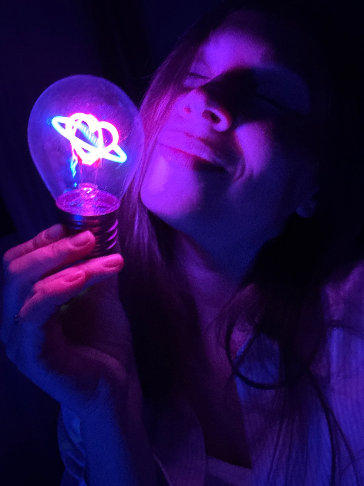 Artist creates neon lightbulb photo session in Budva