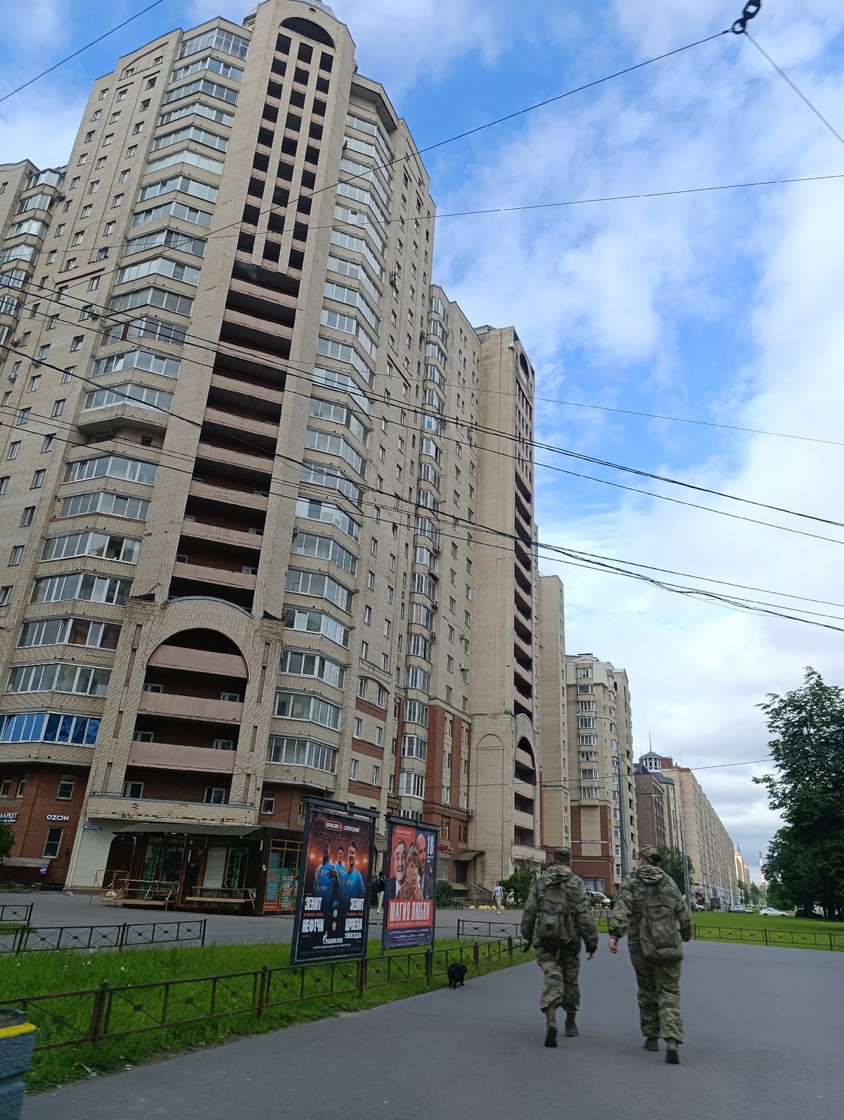 Camouflage-clad figures near residential housing in Saint Petersburg