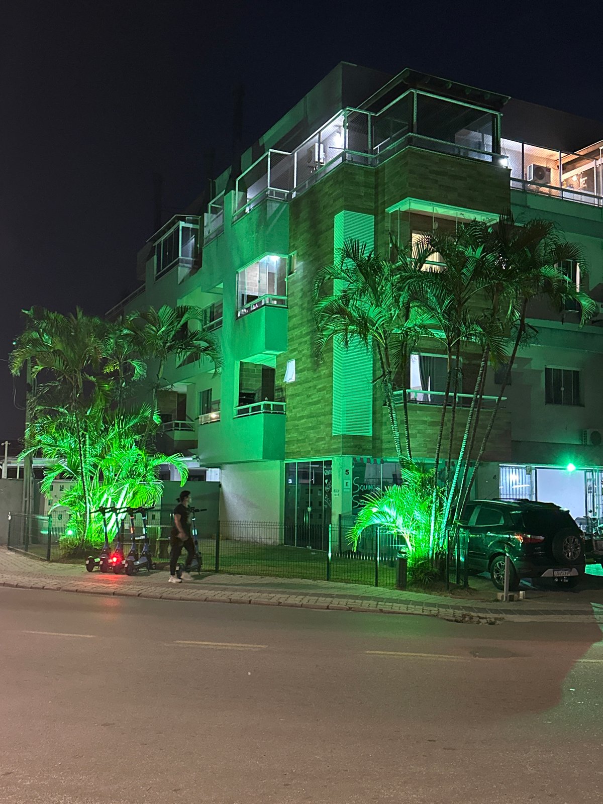 Evening life documented across Florianópolis during six-minute span