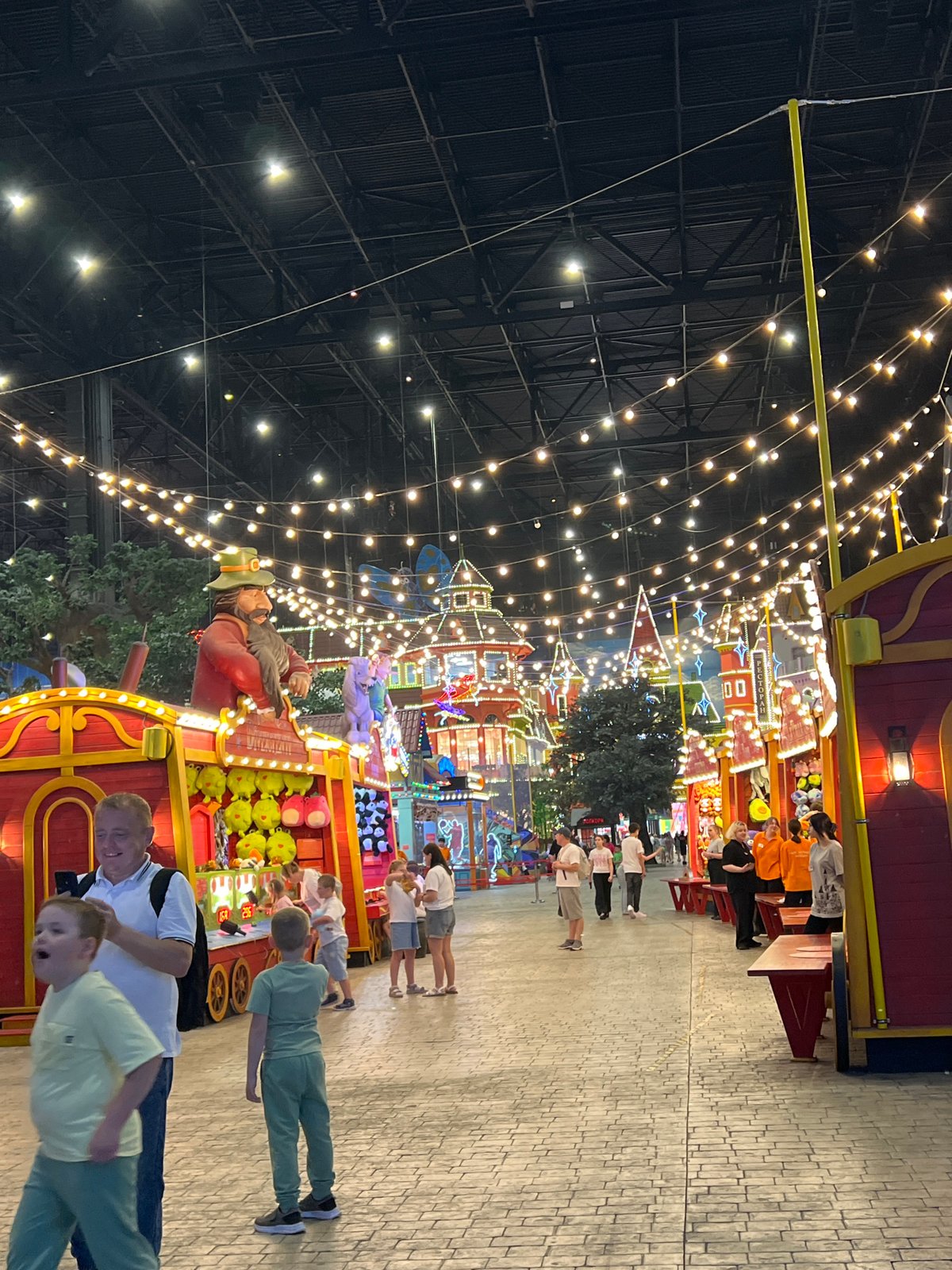 Families enjoy winter-themed indoor amusement park attractions in Moscow