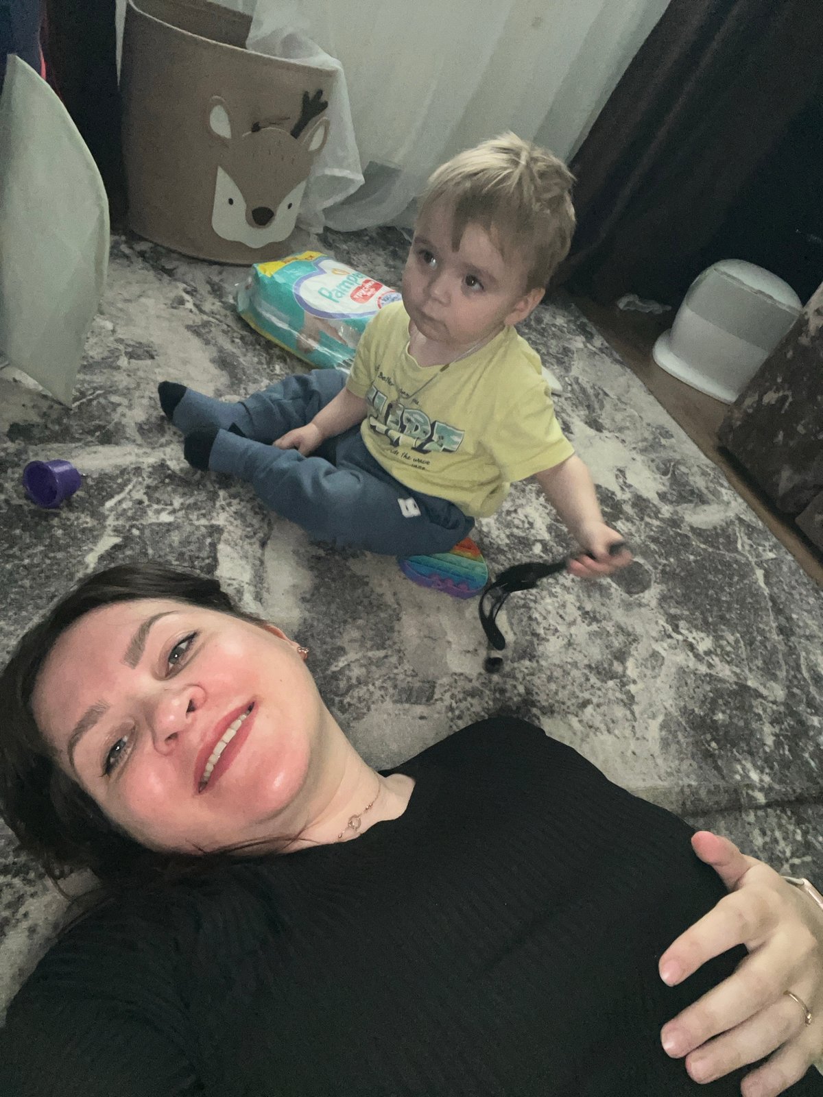 Mother and child photo session captured in Russian home