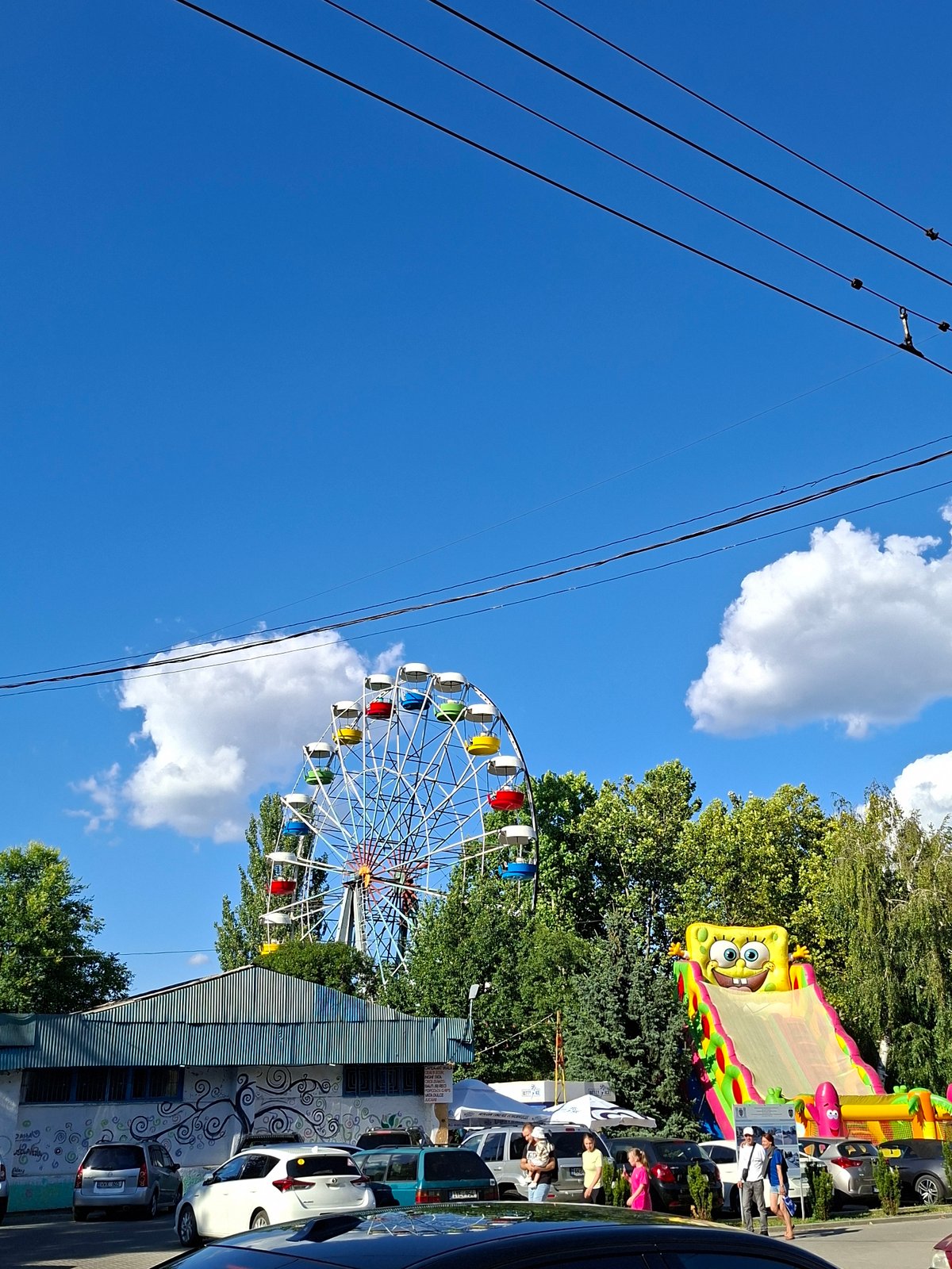 SpongeBob slide and Ferris wheel at a Chișinău amusement area