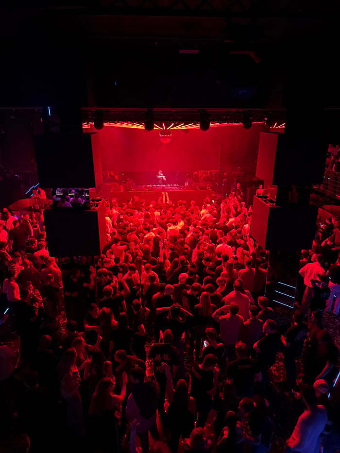 DJ John Hardstyle draws packed crowd to Prague nightclub