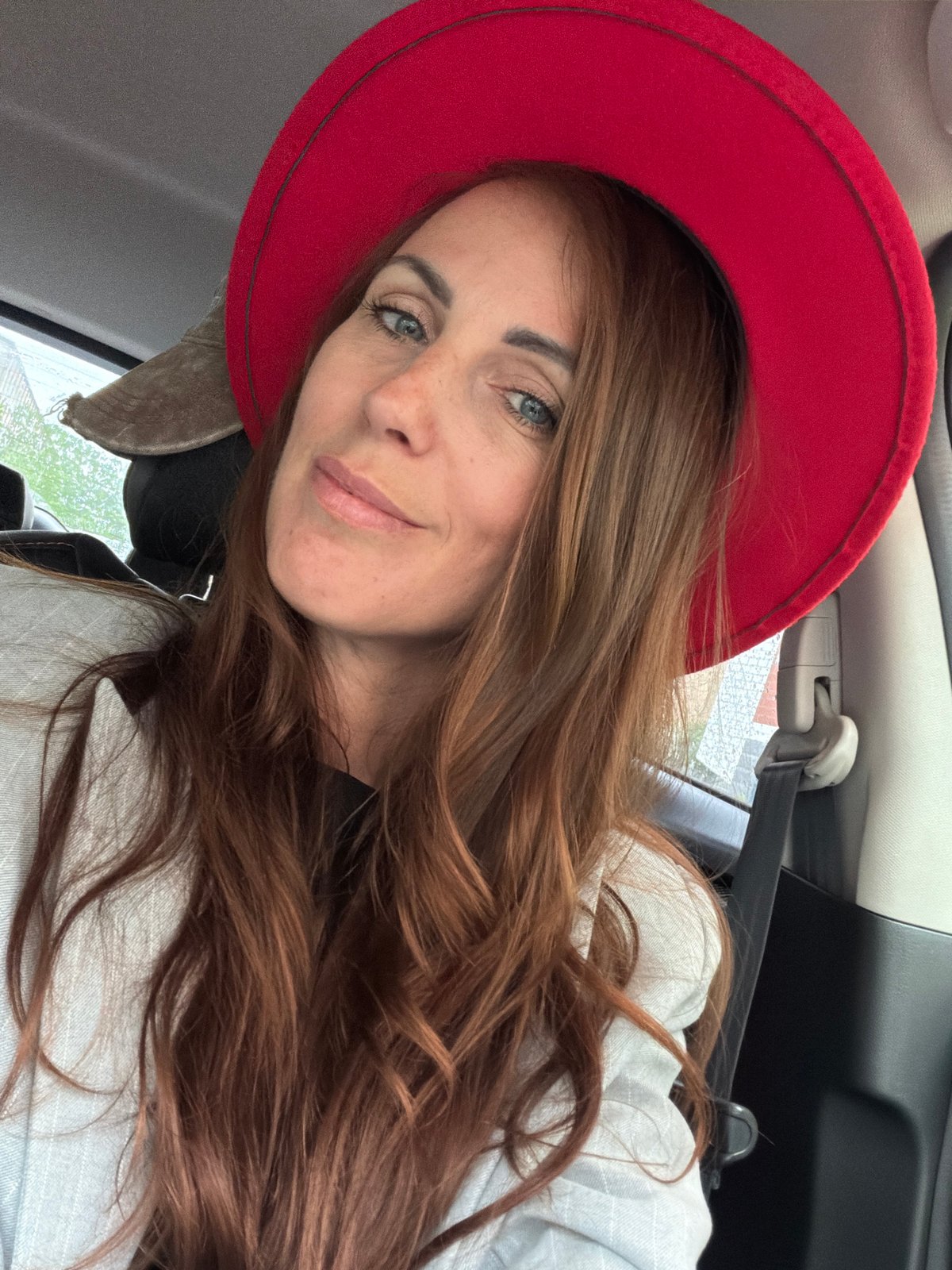 Woman documents rainy car journey with selfies in Birobidzhan