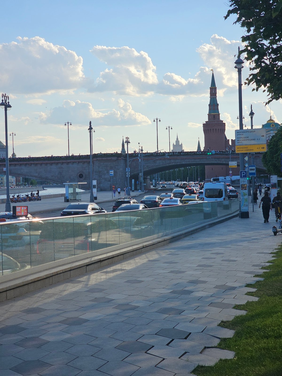 Afternoon tourism activity documented around Moscow's historic landmarks