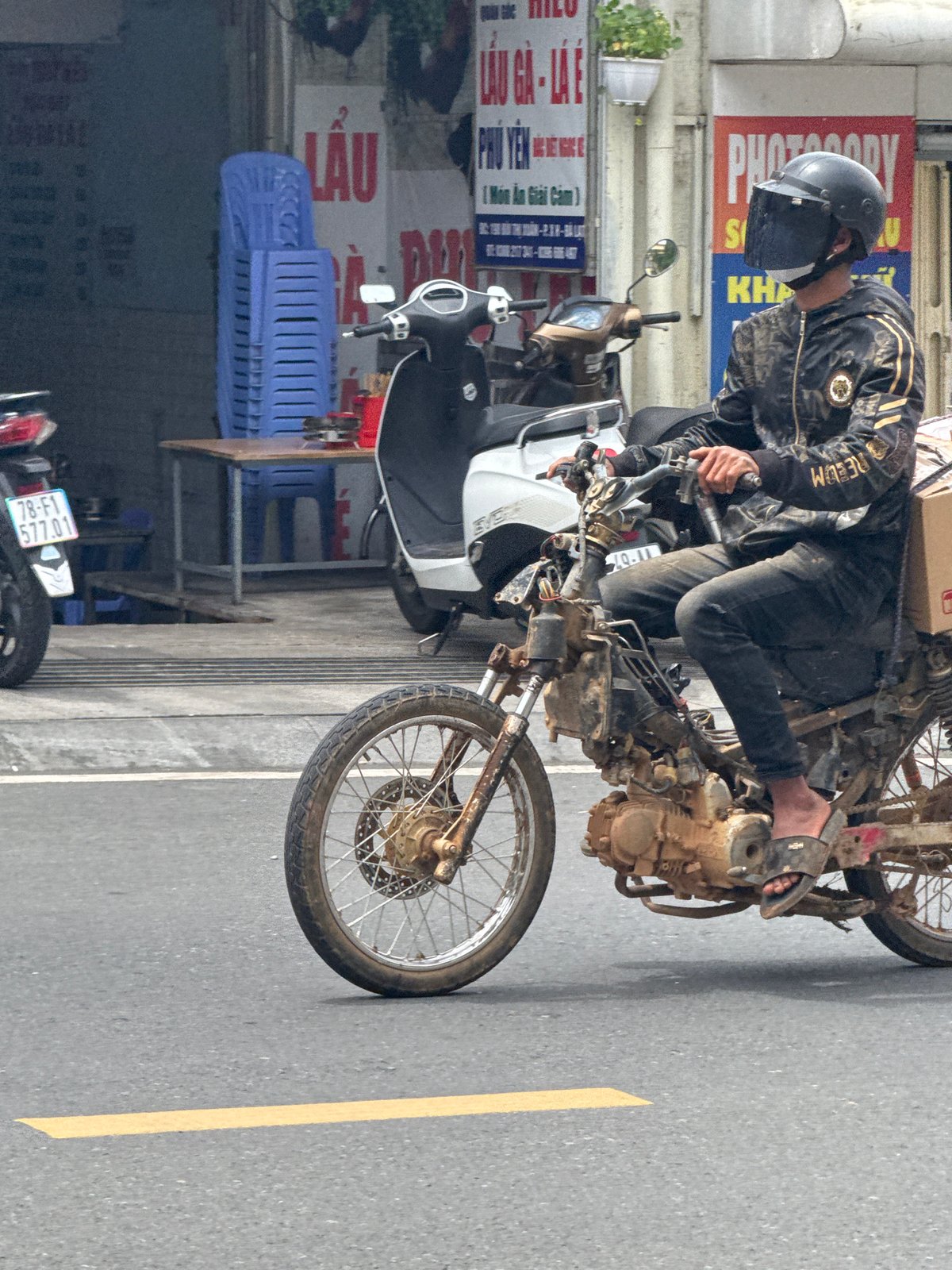 Morning street life in Da Lat: traffic, vendors, and sidewalks