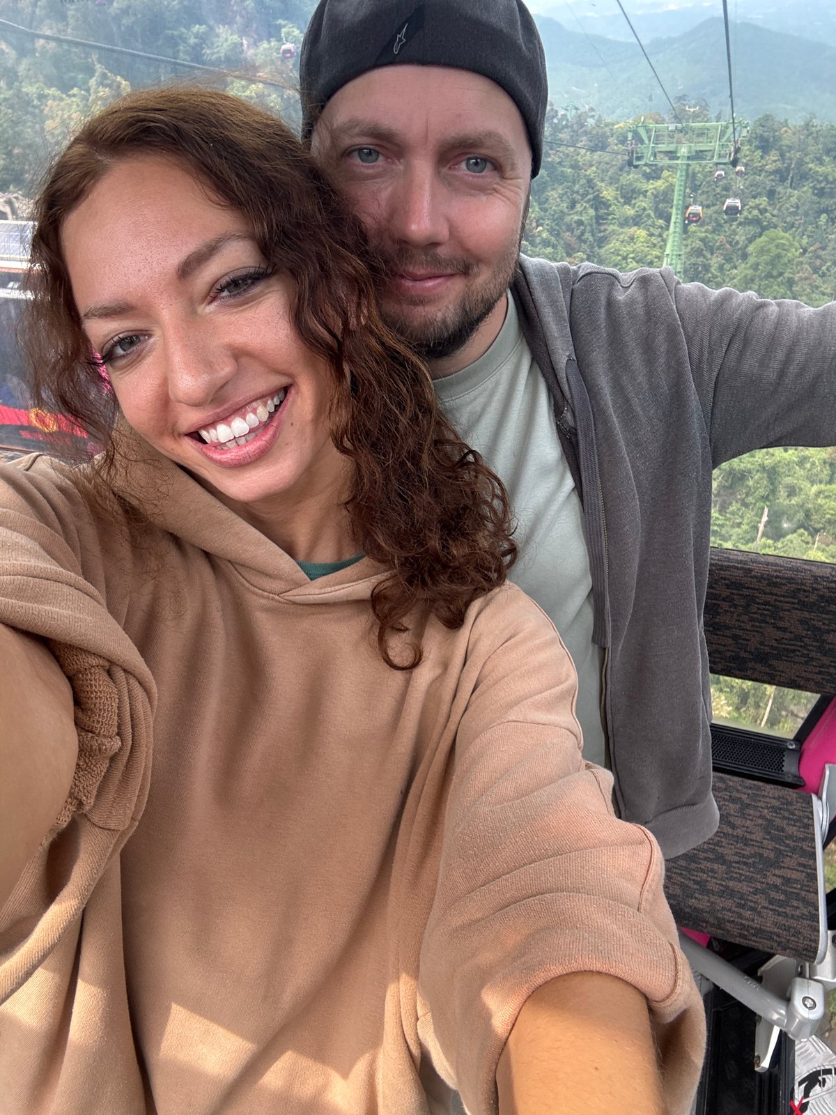 Couple shares scenic cable car ride over Da Nang mountains