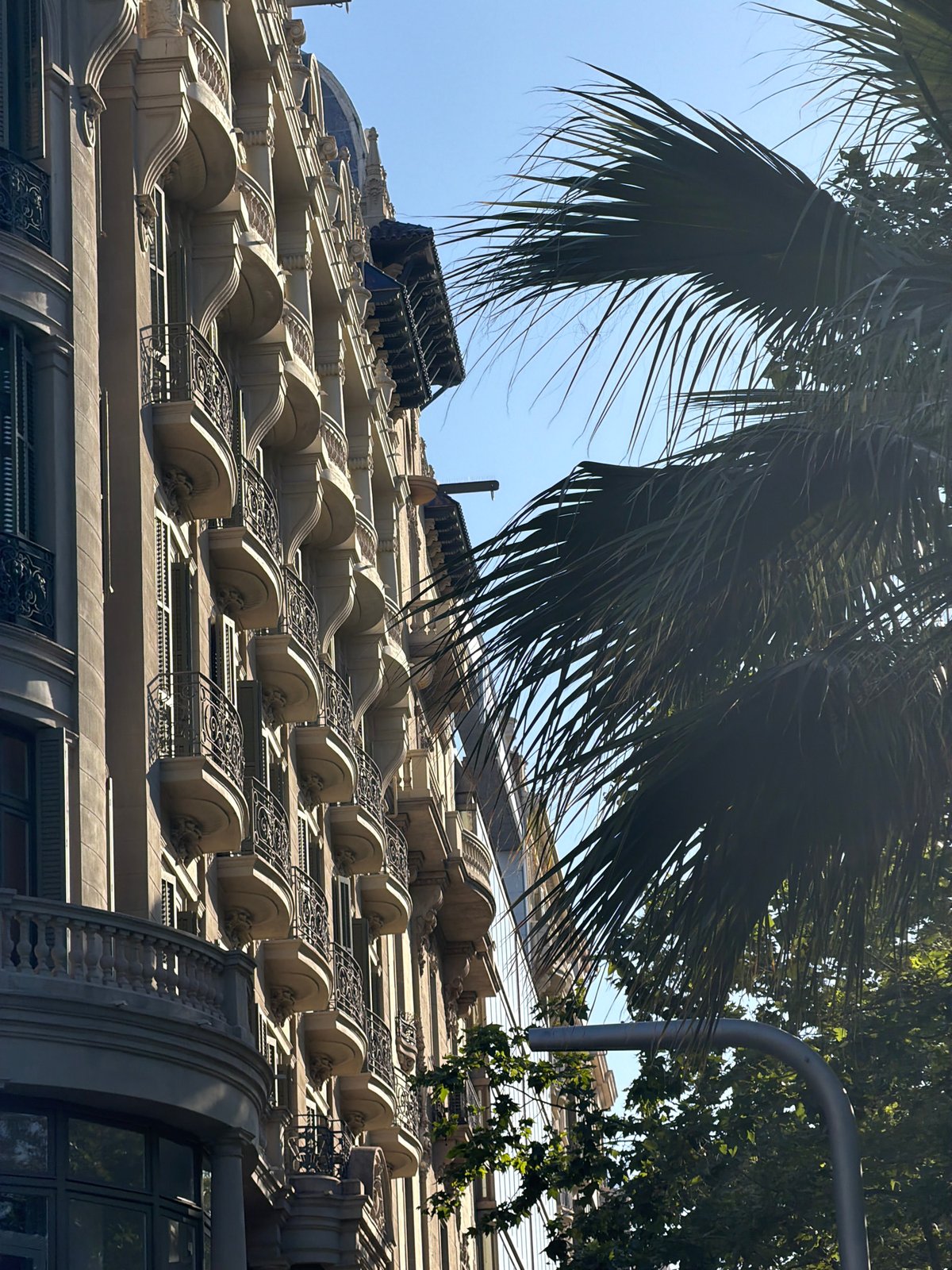 Tourist captures diverse Barcelona scenes during afternoon walkabout