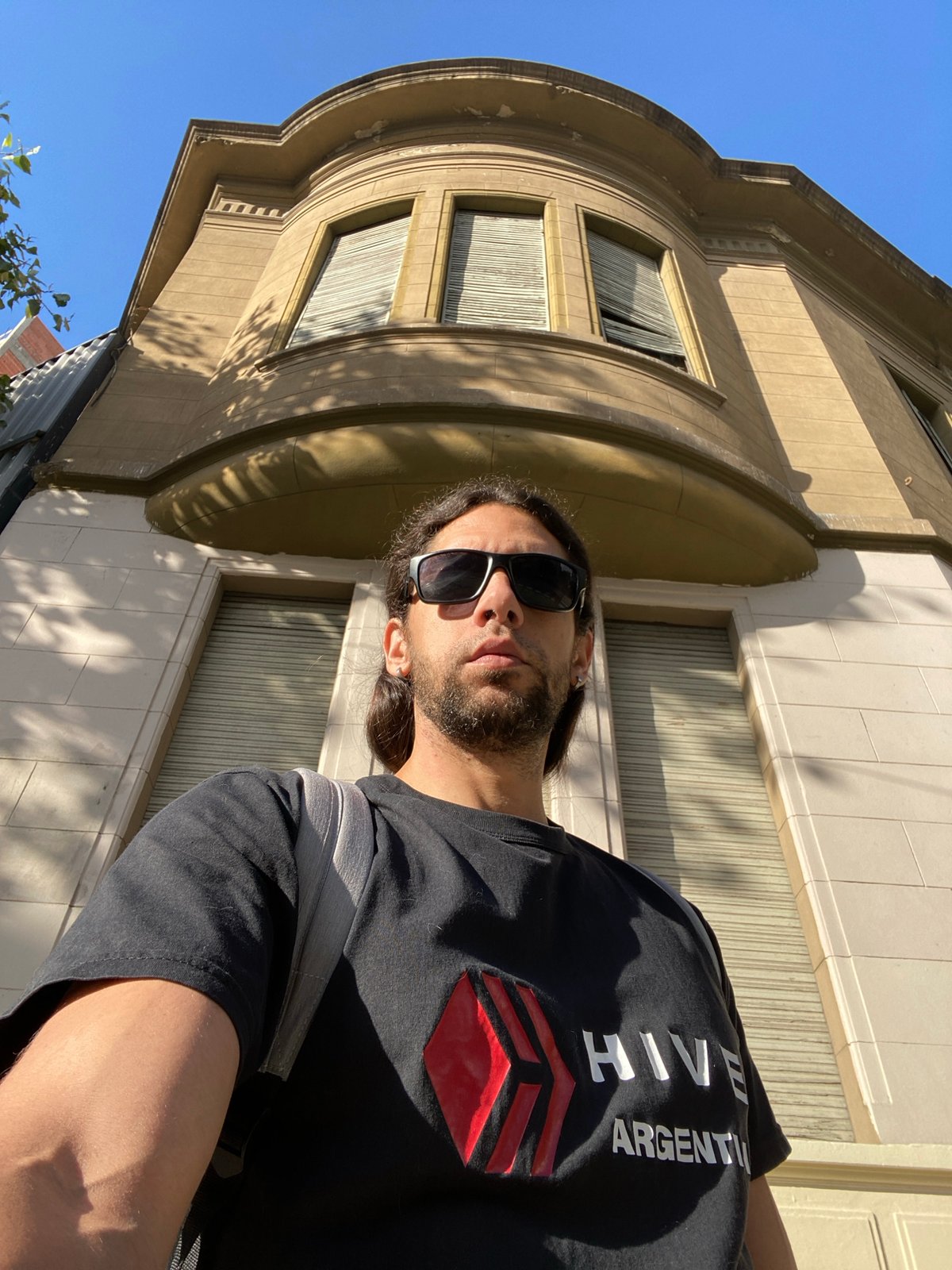 Man in HIVE ARGENTINA shirt photographed in Buenos Aires