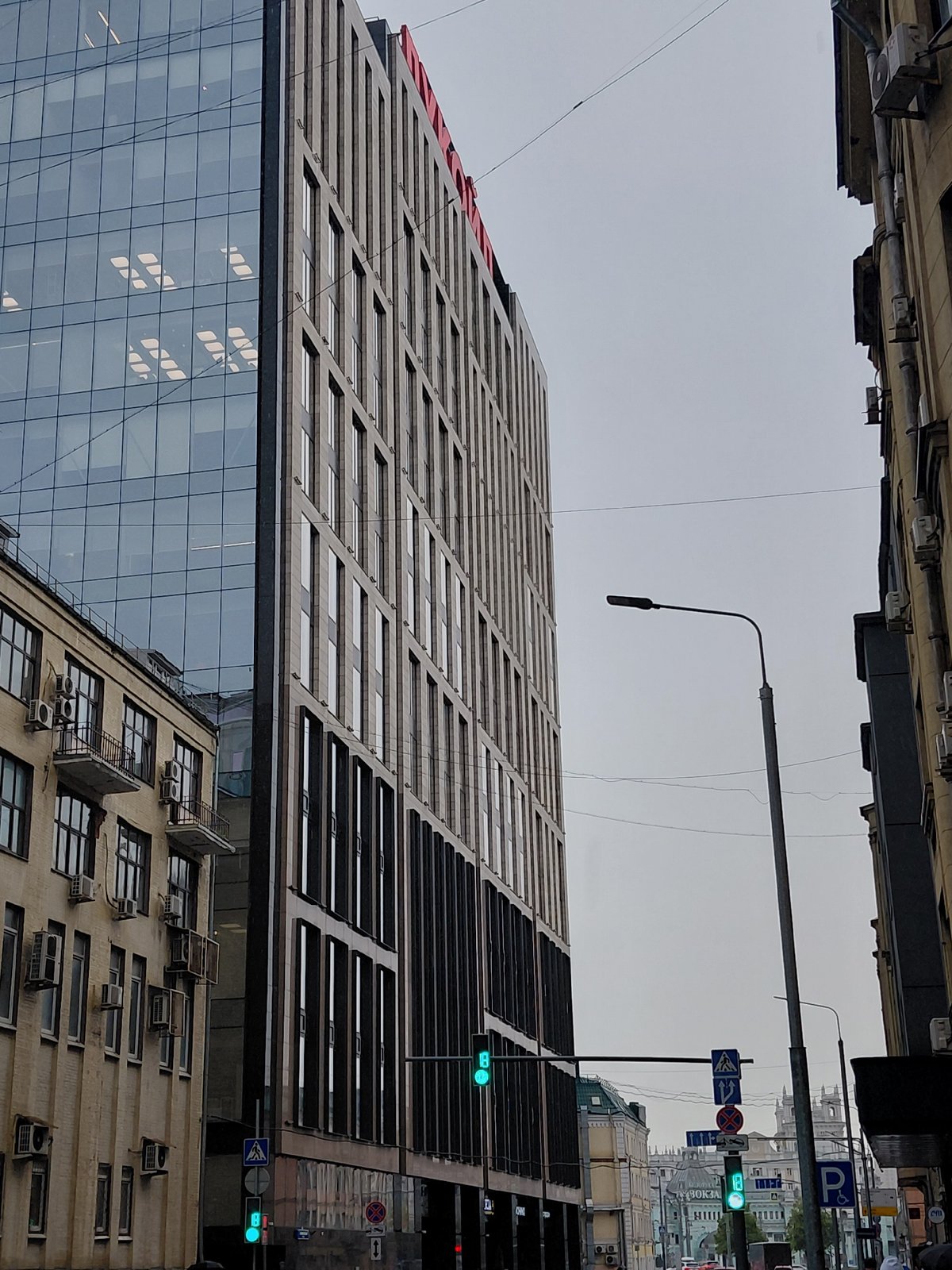 Rainy day on Moscow streets, electric buses and umbrellas out