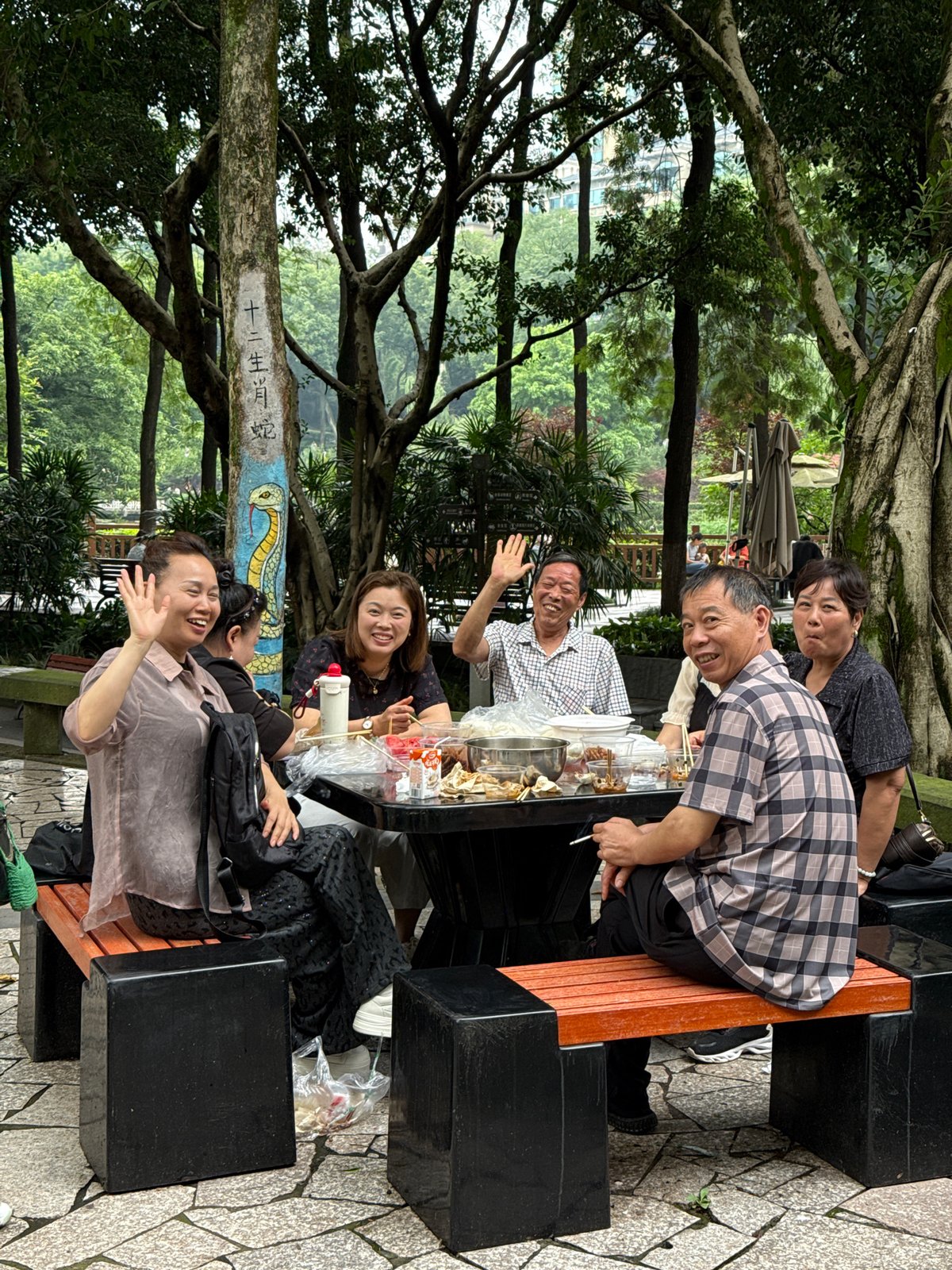 Morning social gatherings observed across Jiulongpo District parks