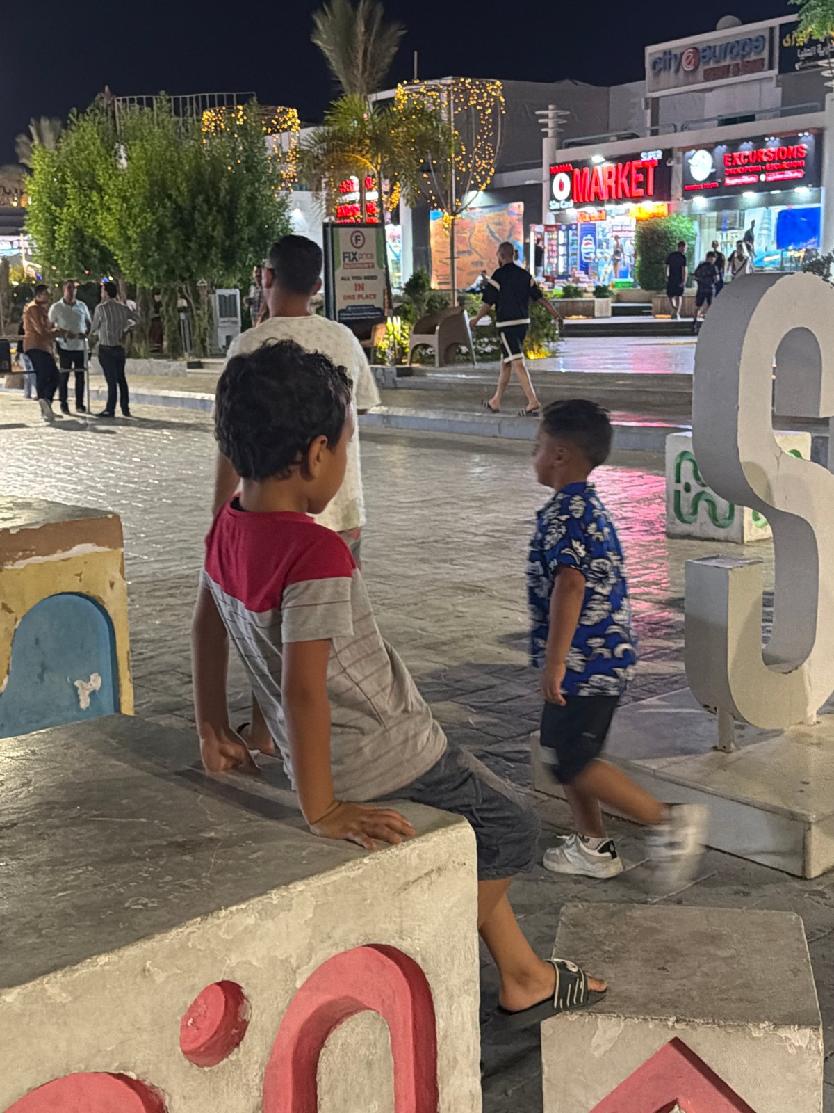 Naama Bay nightlife: shops, crowds, and lit-up streets