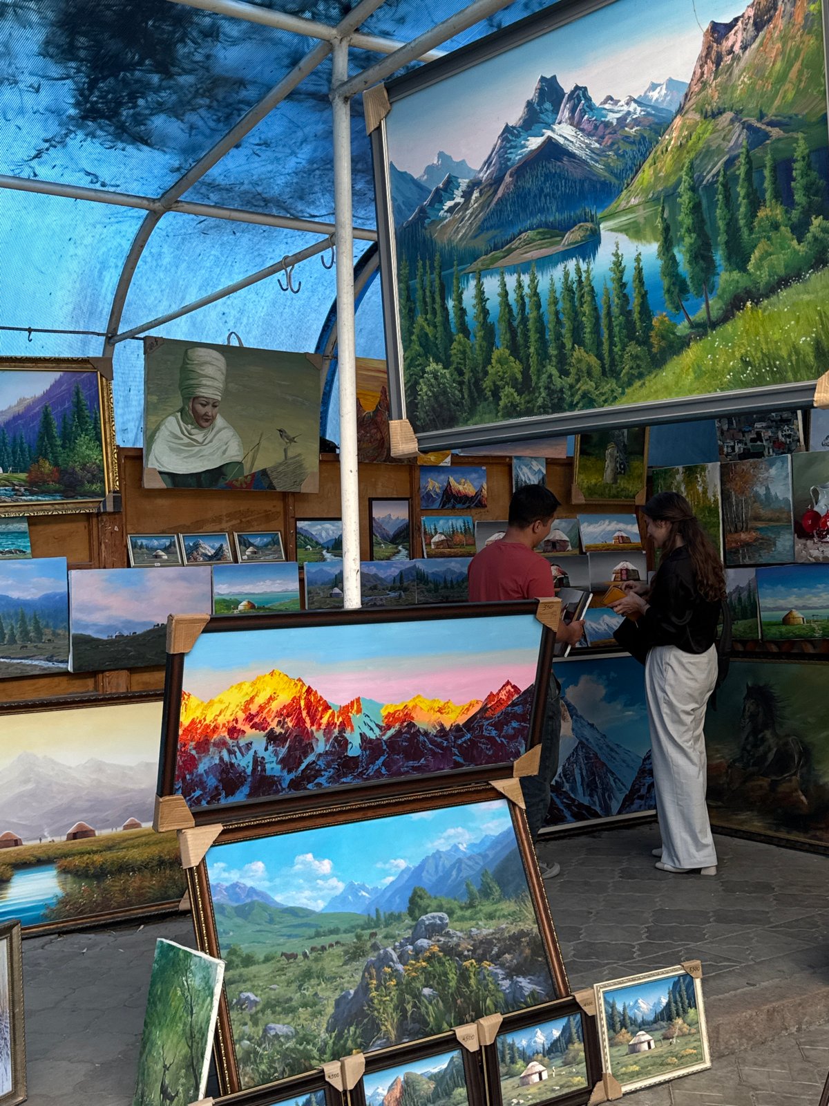 Art market draws browsers in Bishkek City