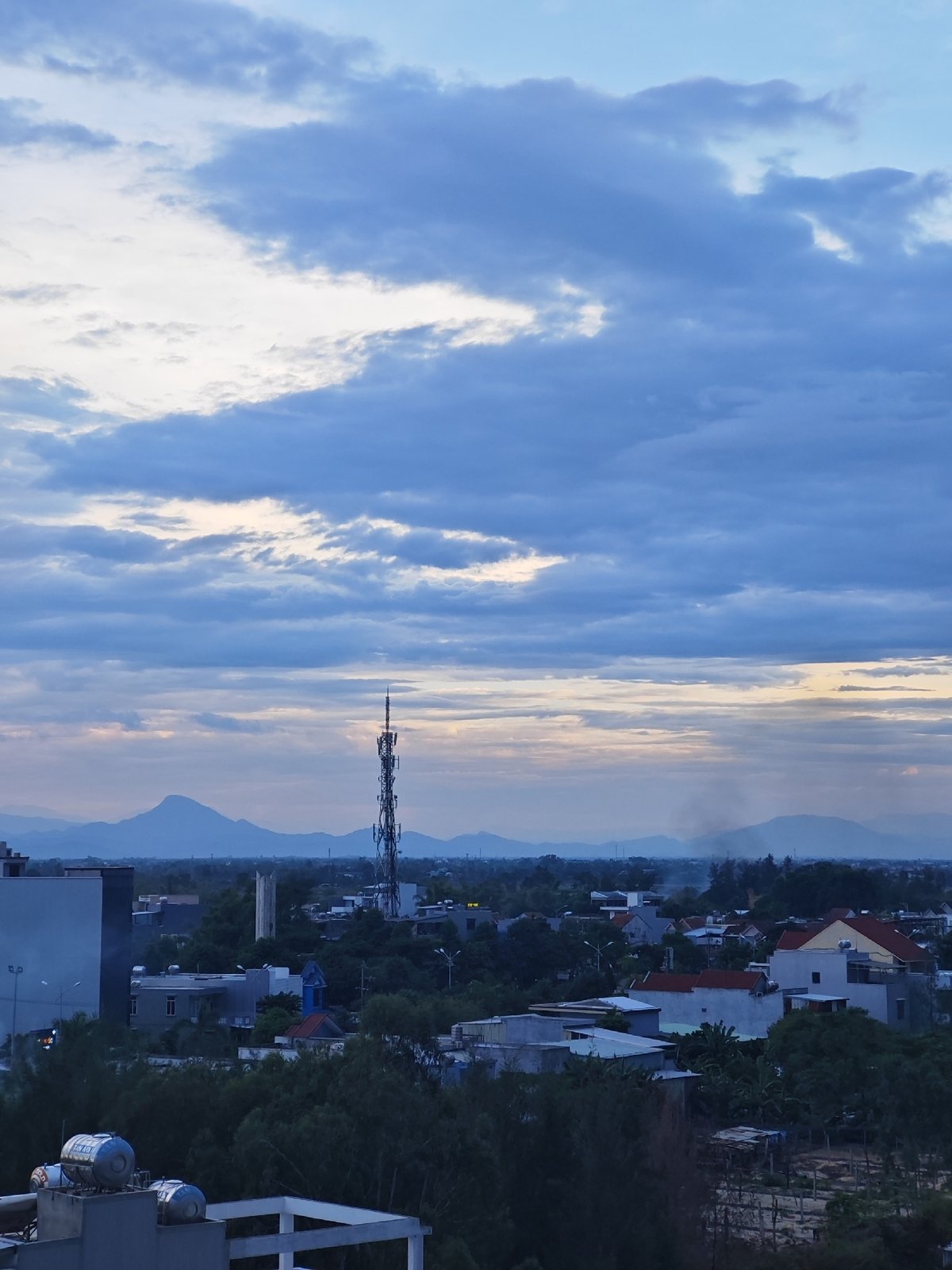 Dusk settles over Đà Nẵng from rooftop height