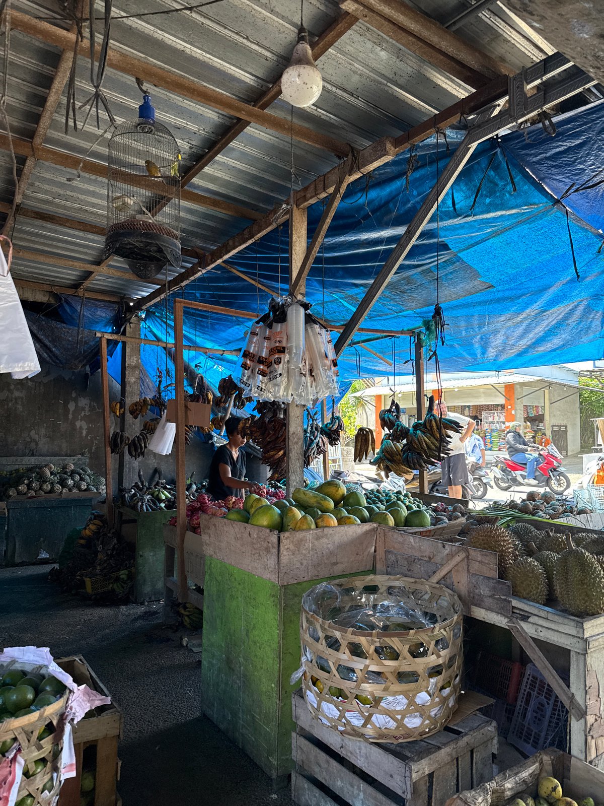Two people spotted near traditional Balinese structure in Kutuh