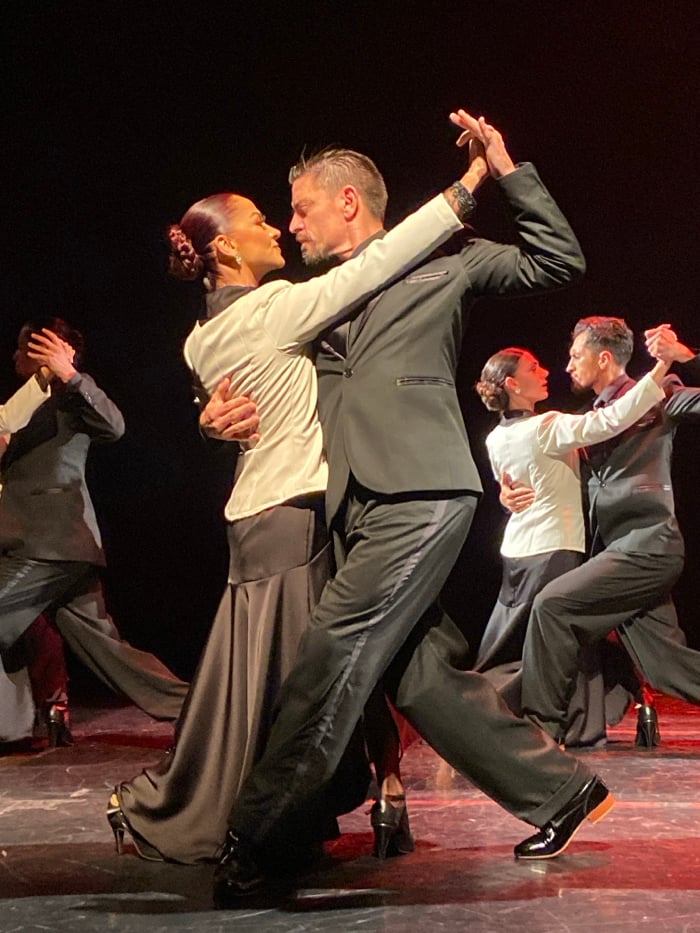 Traditional dance performances captivate Buenos Aires venues Friday evening