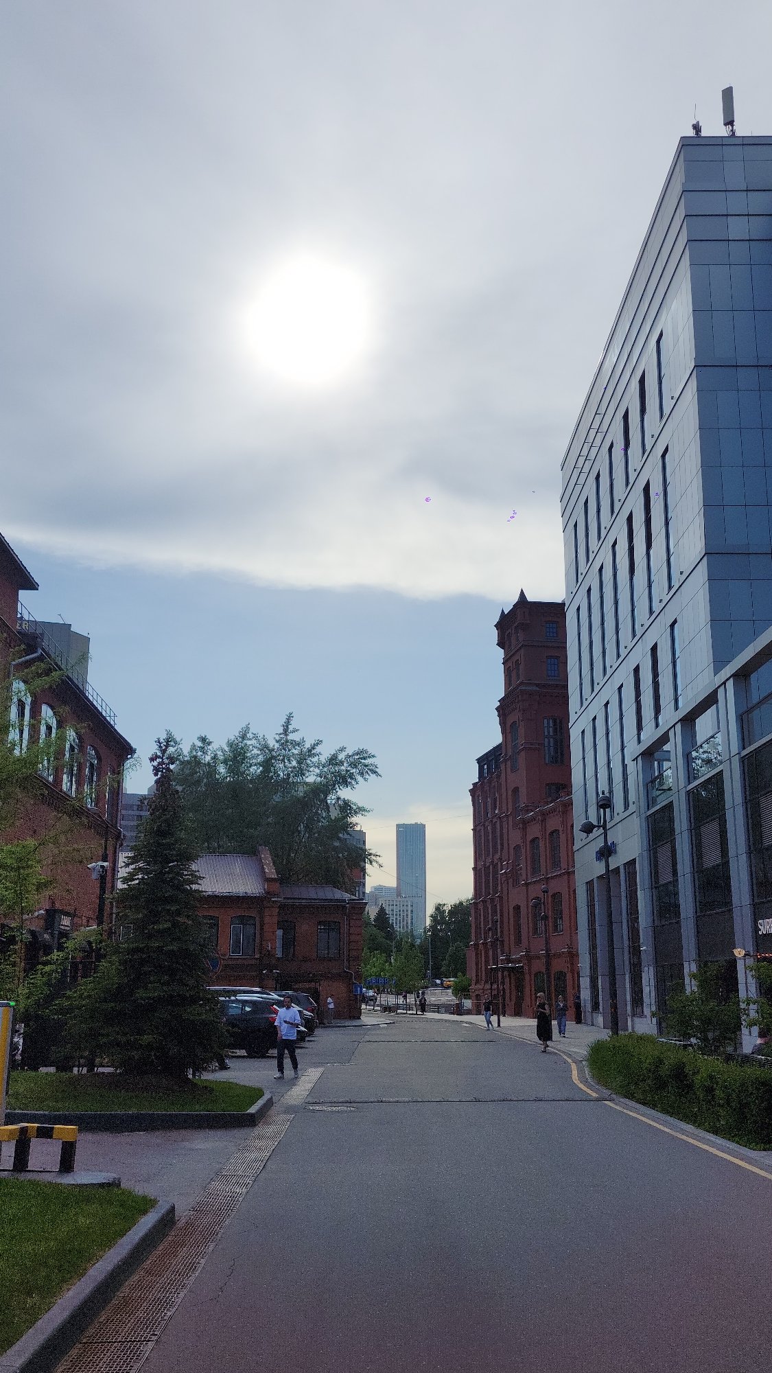 Moscow street scenes captured in afternoon sunlight