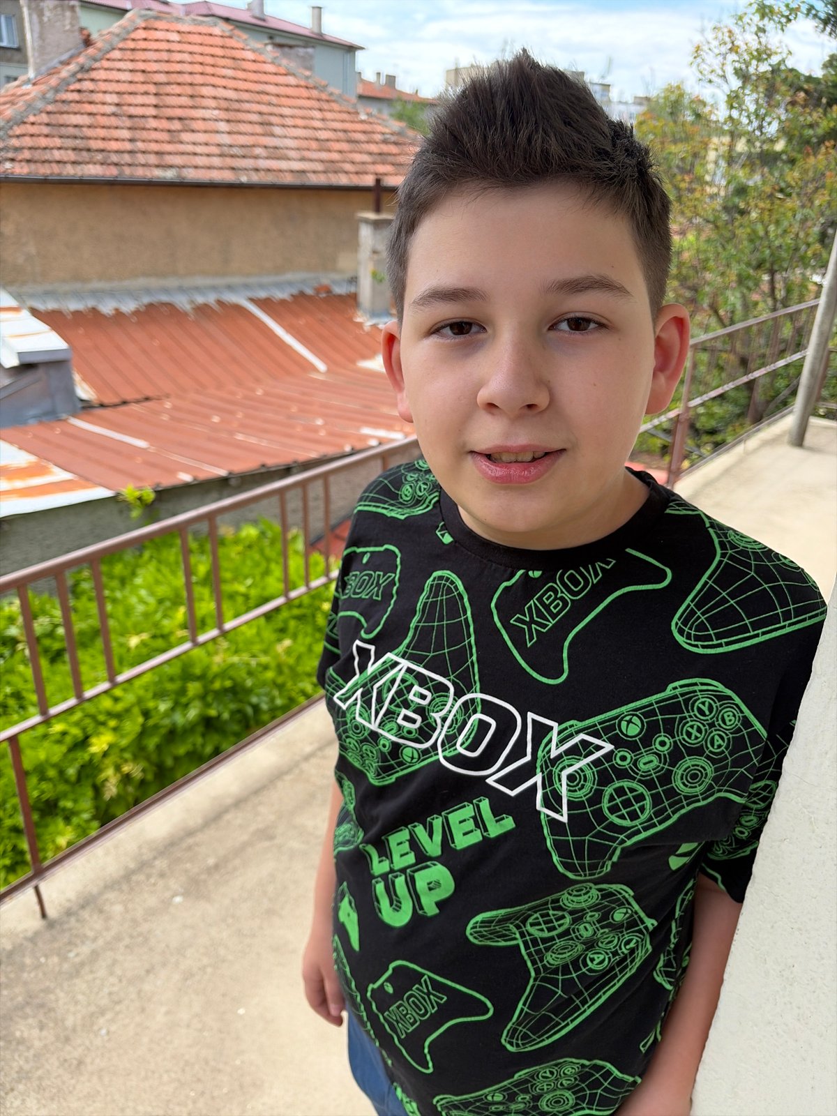 Urban neighborhood moments captured in hour-long witness sequence