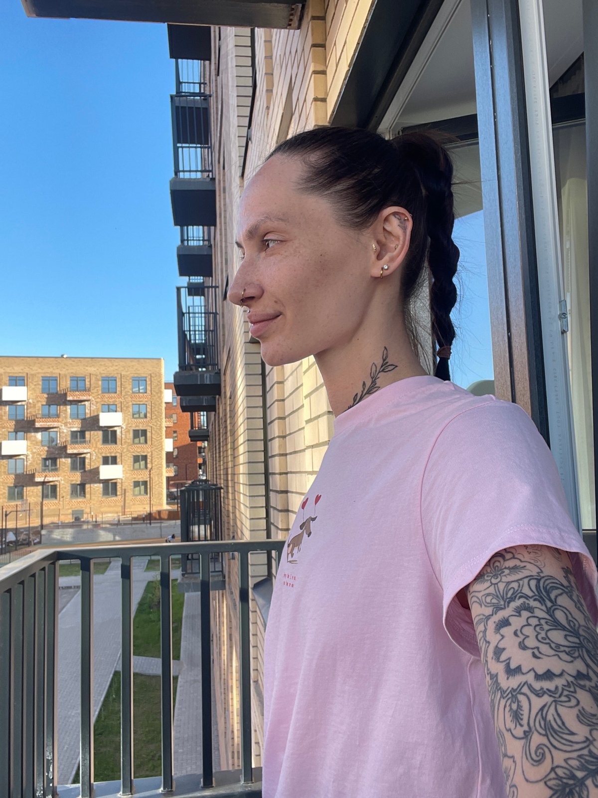 Person in pink shirt spotted on Izhevsk balcony