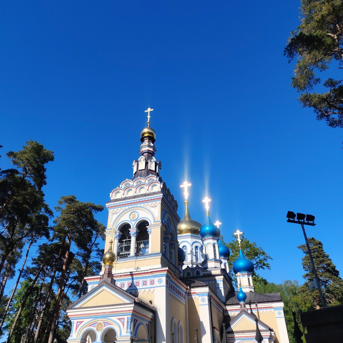 Tourist documents afternoon walk through Jūrmala's landmarks and streets