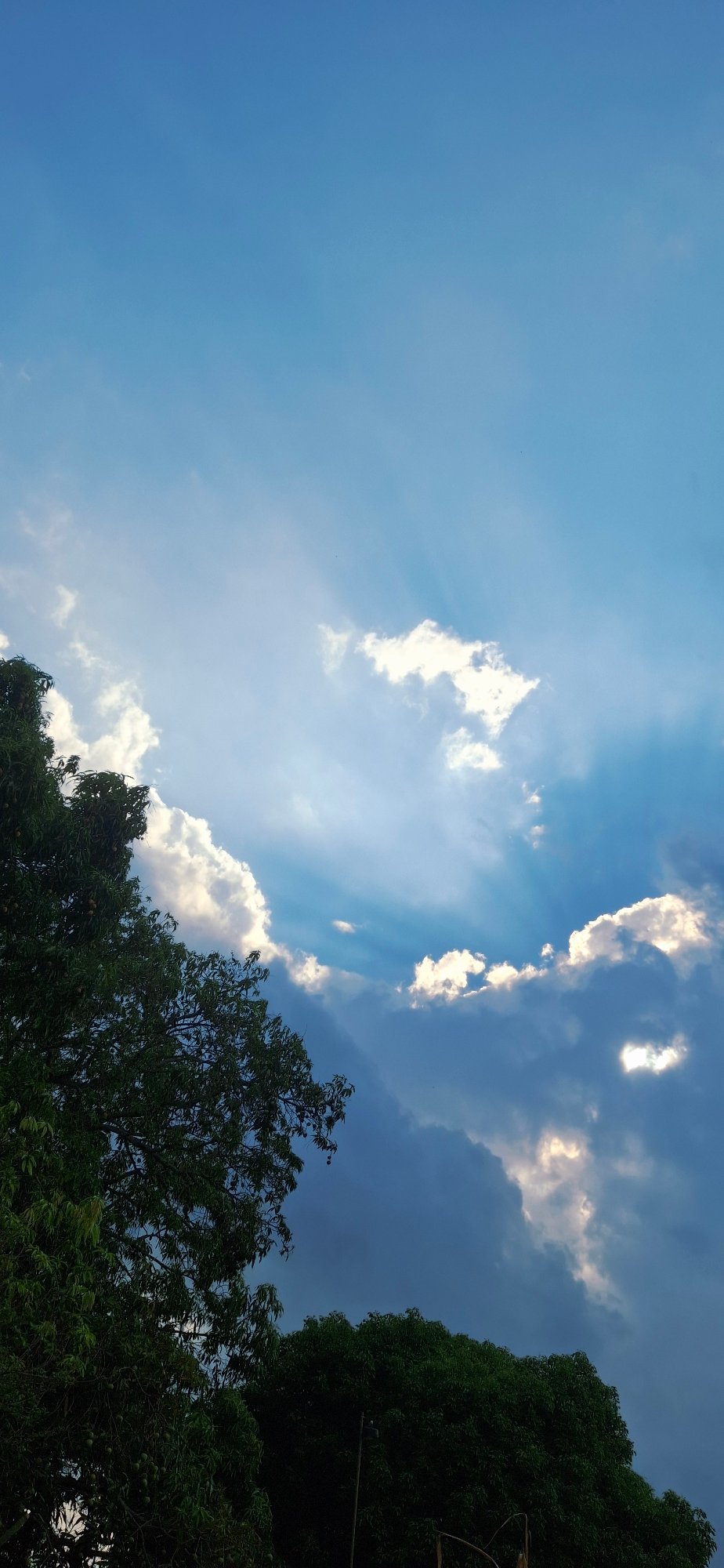 Dramatic sky formations observed over Vallecito, Venezuela evening hours