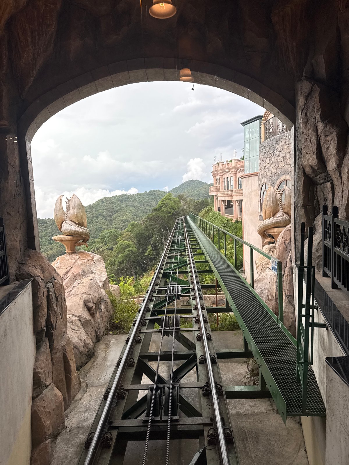 Funicular railway documented operating through mountainous Đà Nẵng terrain