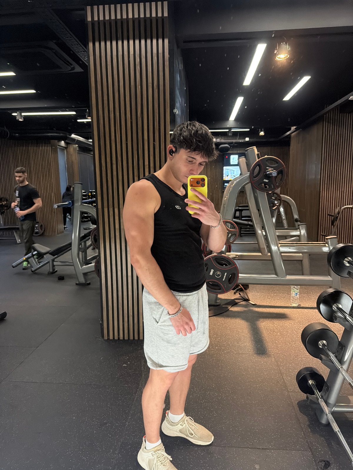 Man documents workout session with selfies in Sofia gym