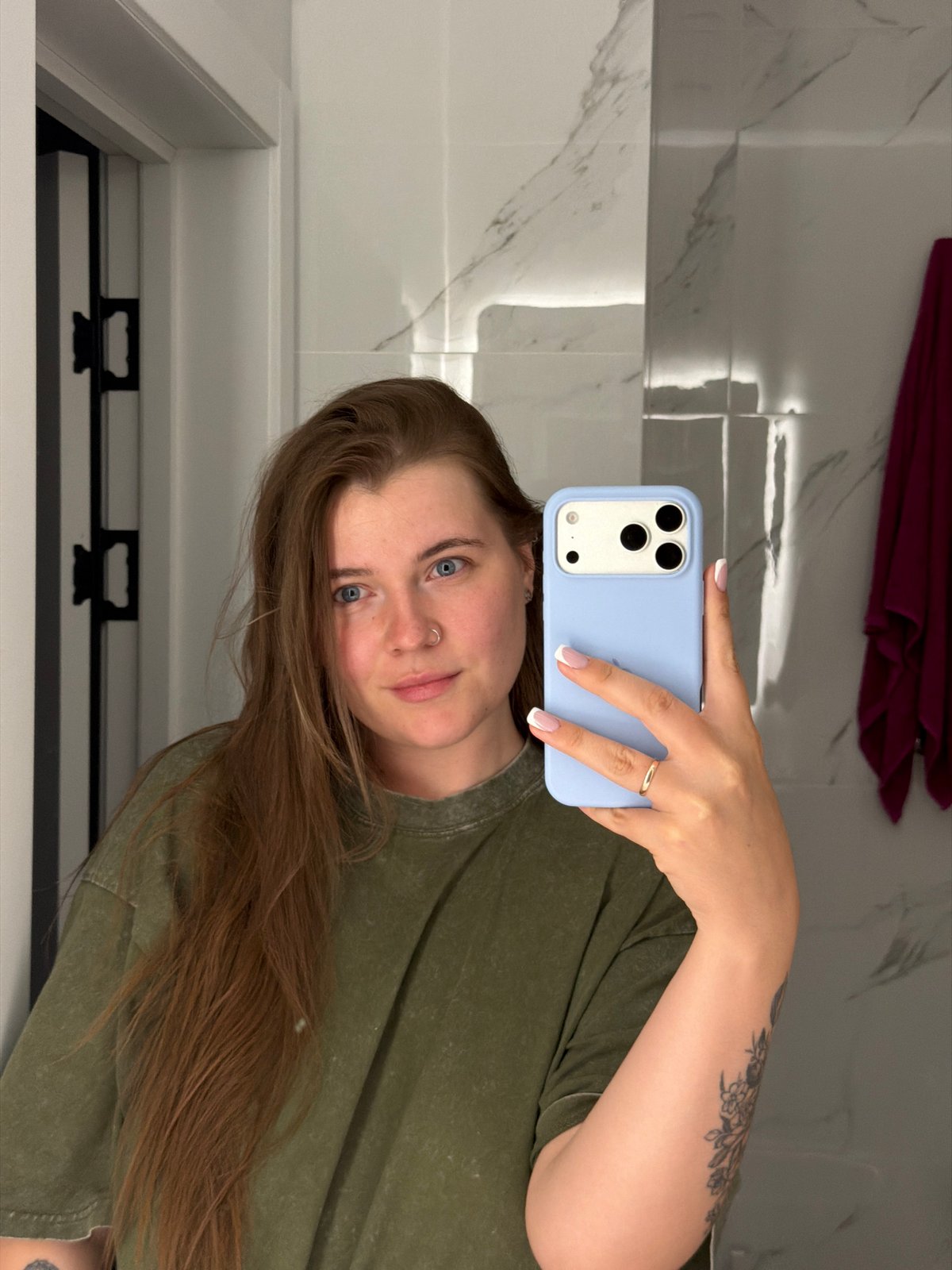 Woman takes bathroom selfies in Chaikovsky, Russia