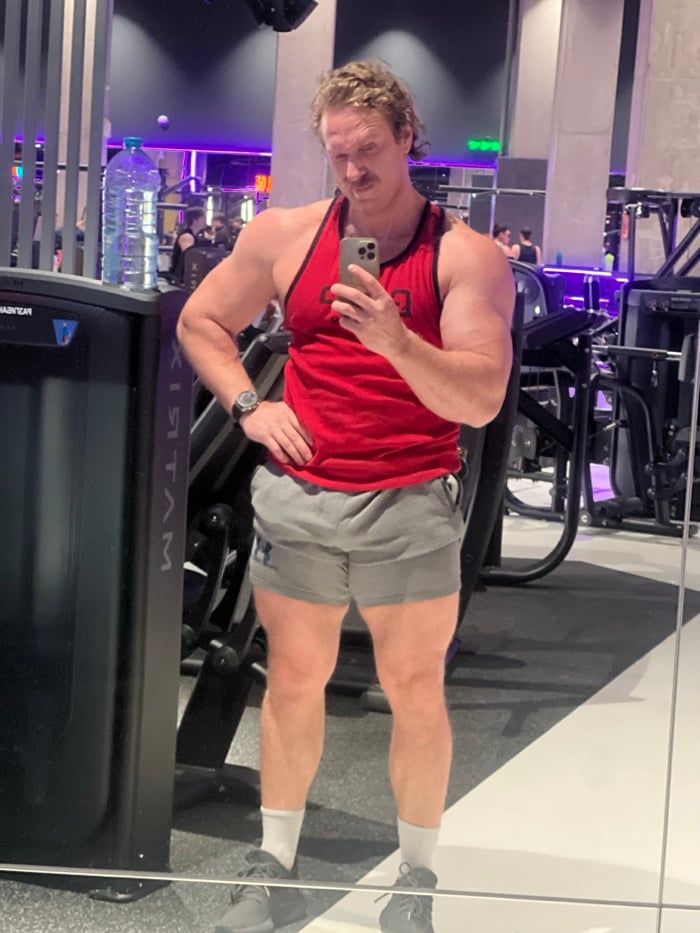 Man documents workout session with selfies at Saint Petersburg gym