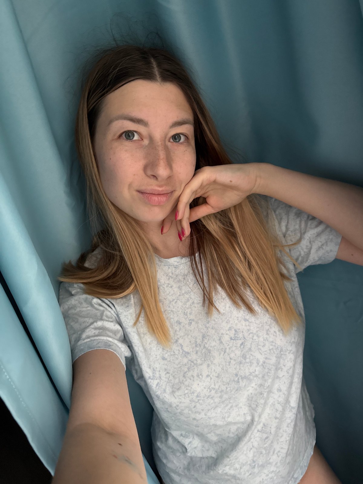 Casual bedroom selfies in Moscow, blue fabric and quiet surroundings.