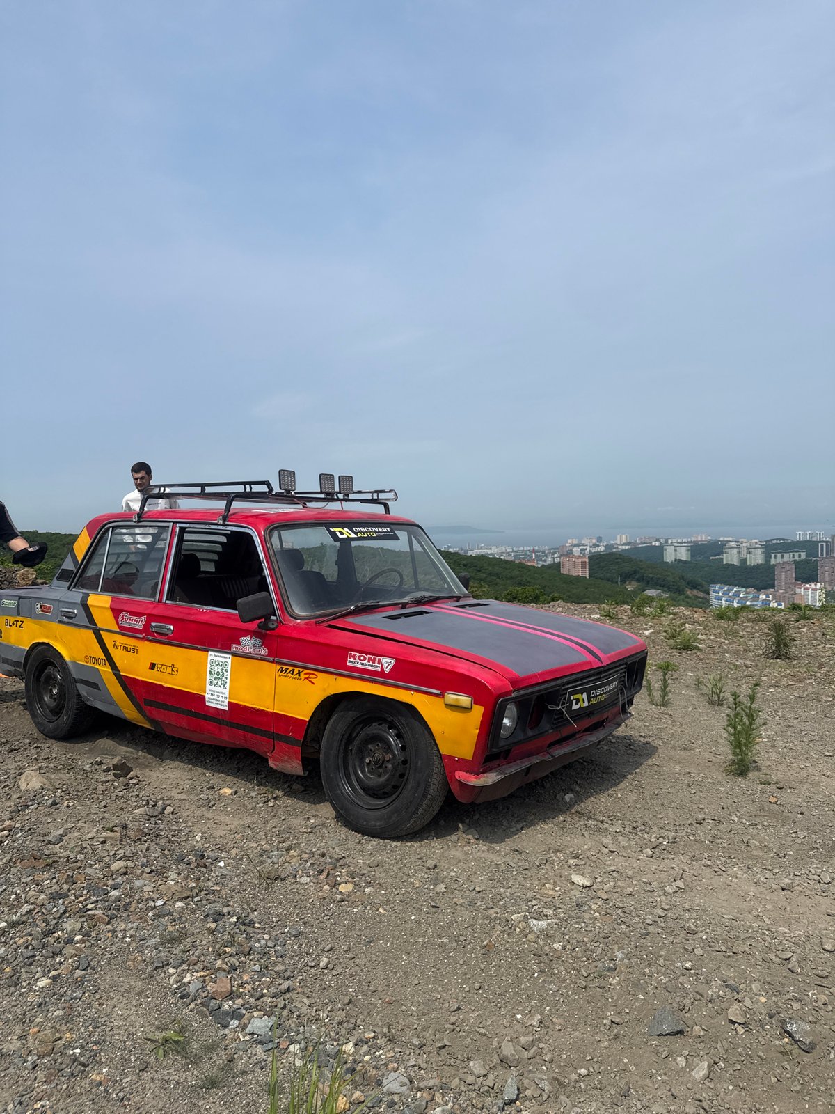 Modified Lada gathering draws crowd on Vladivostok overlook