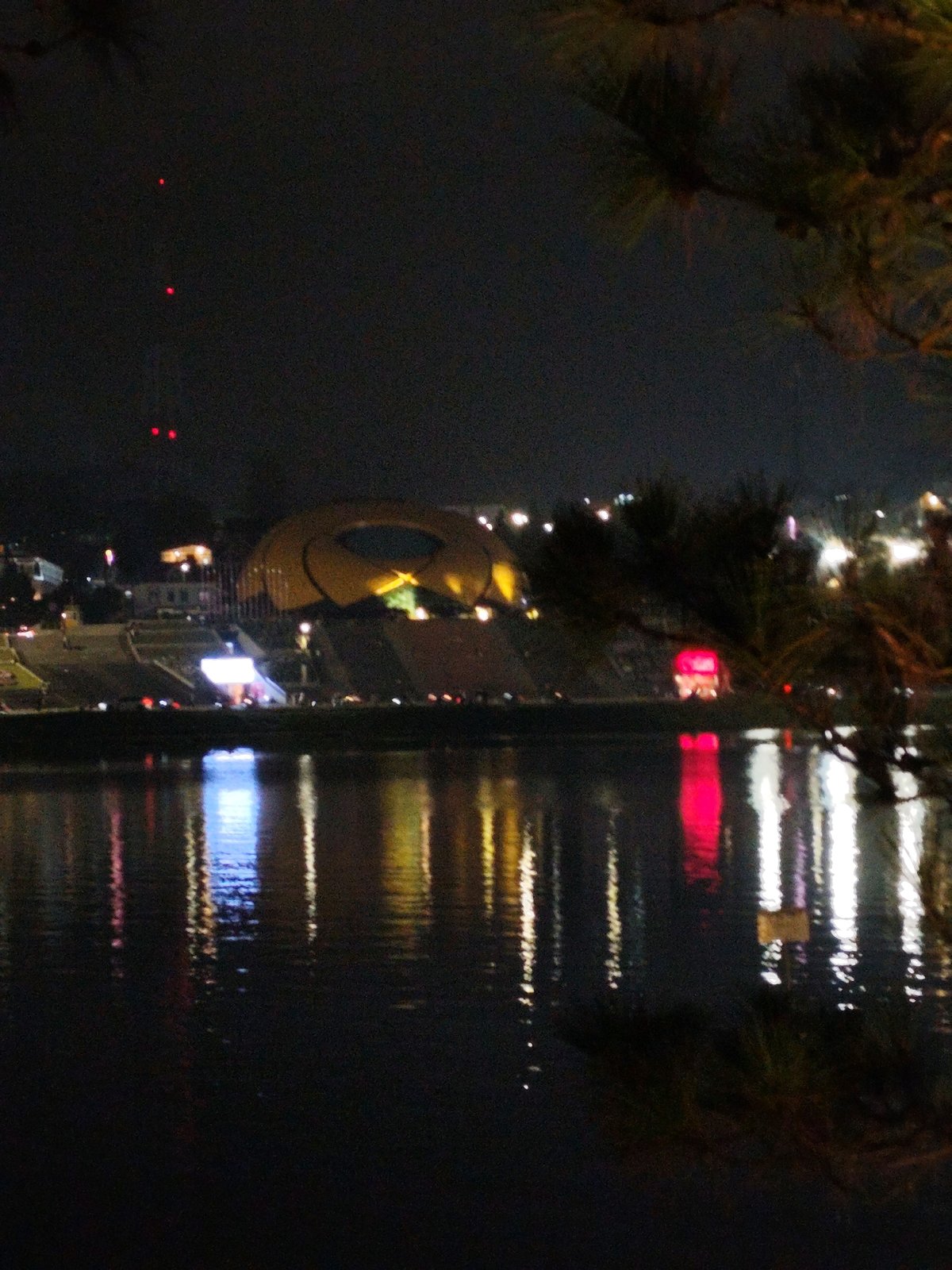 Evening lakeside moments captured around Da Lat's illuminated waterfront