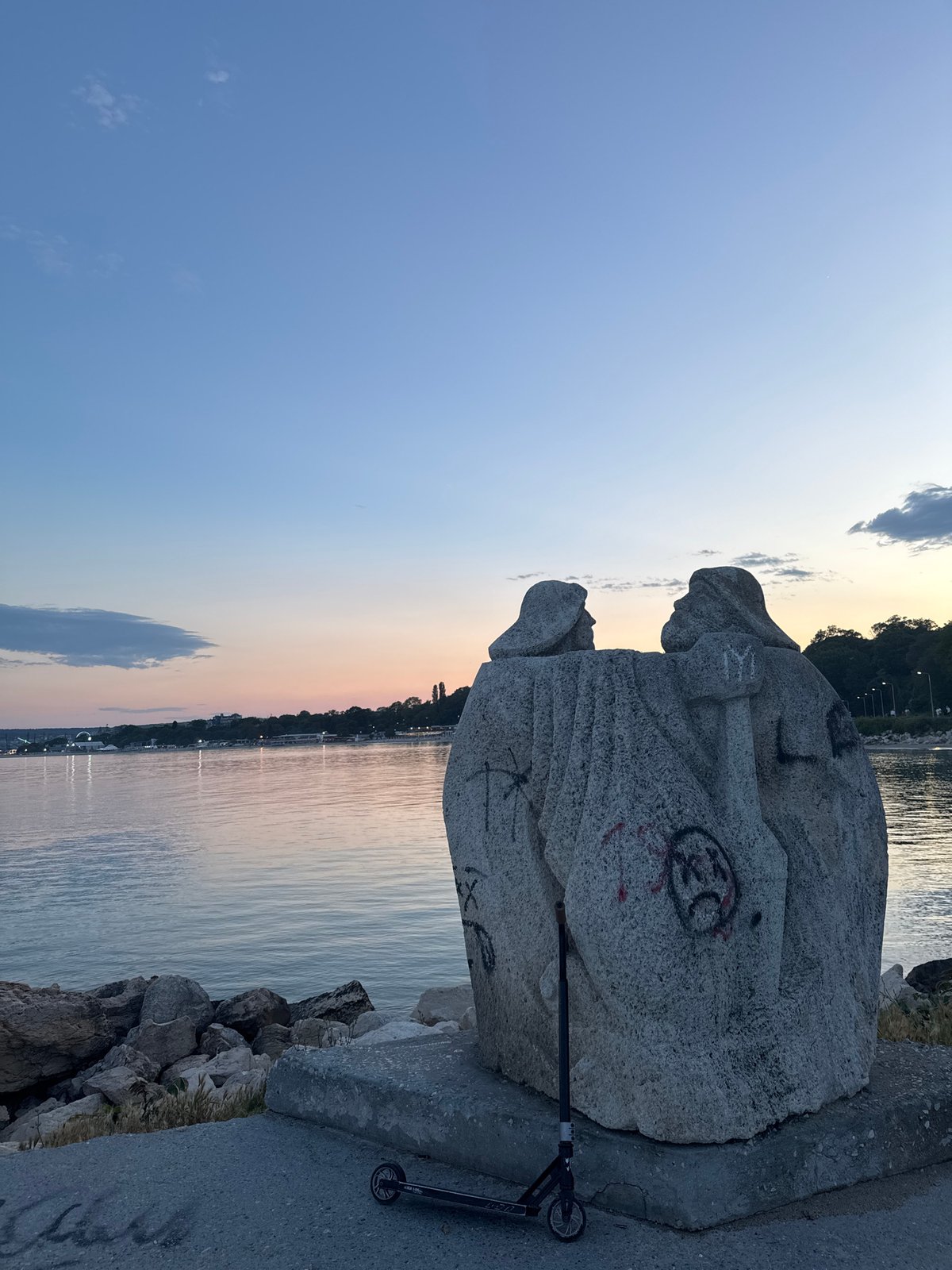 Twilight waterfront scene documented by witnesses during evening hours