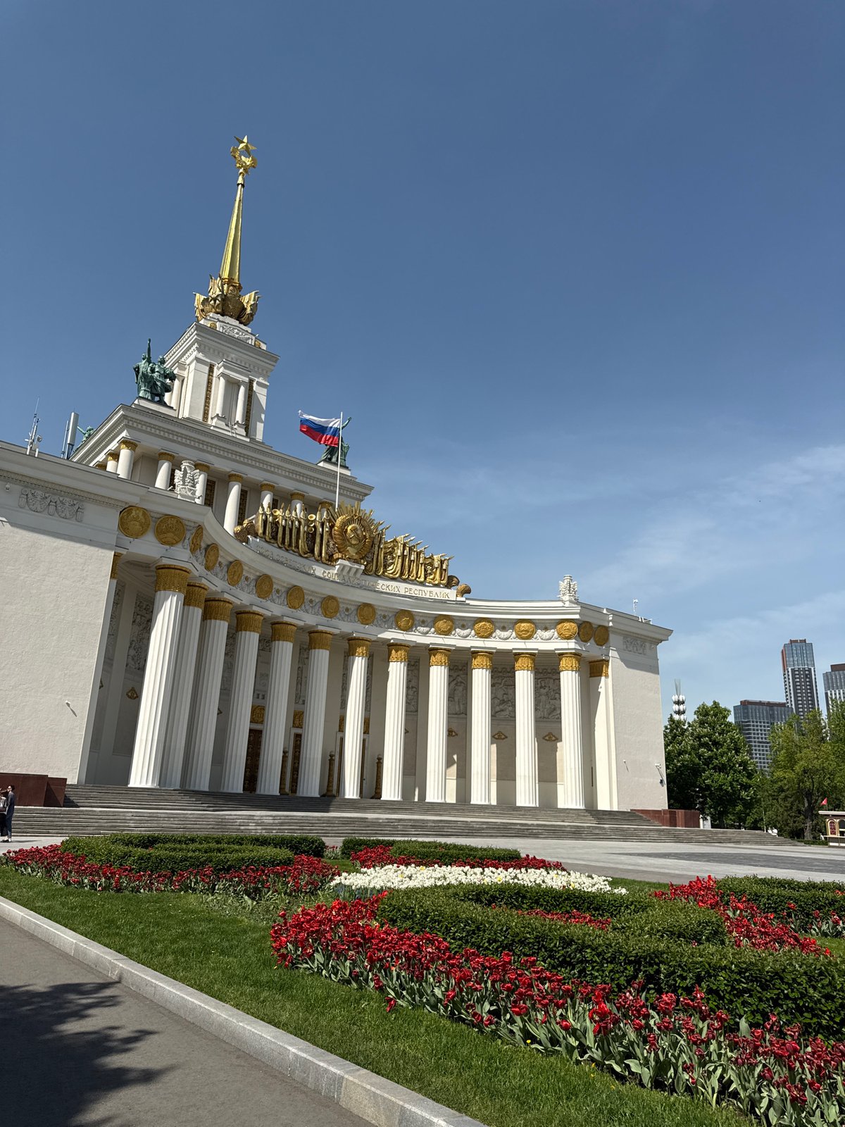 Tourist documents spring visit to Moscow's VDNKh exhibition park