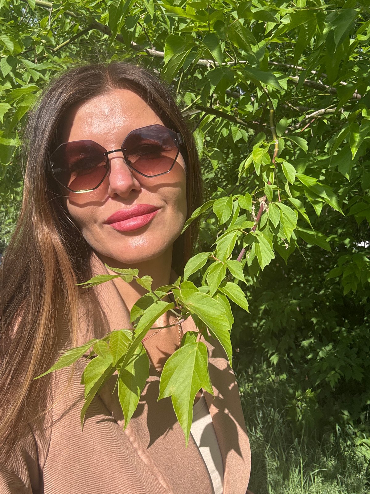 Woman documents afternoon in Chaikovsky through 30 selfies